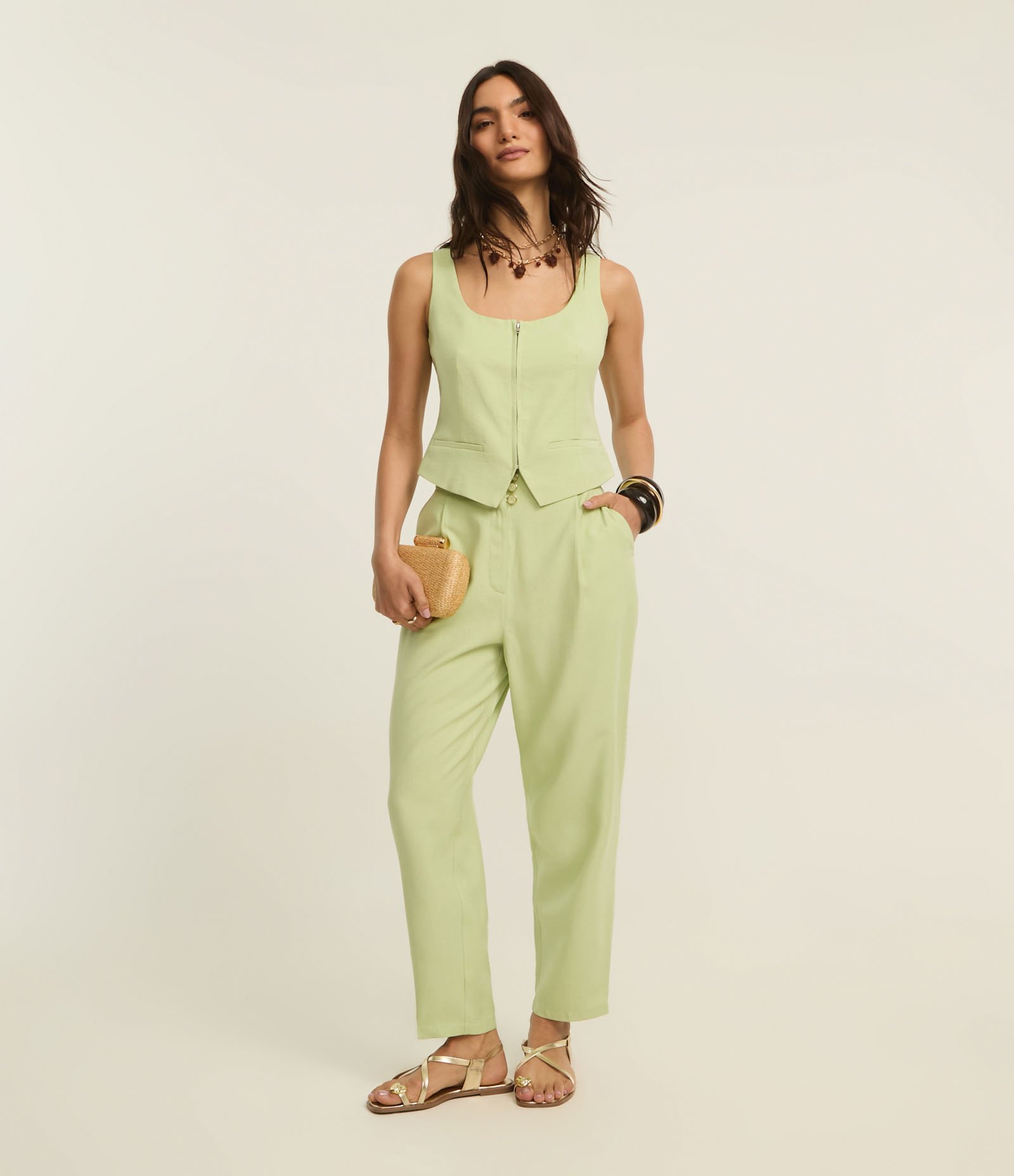 Calça Cenoura Alfaiatada Cintura Alta em Crepe com Bolsos Verde 1