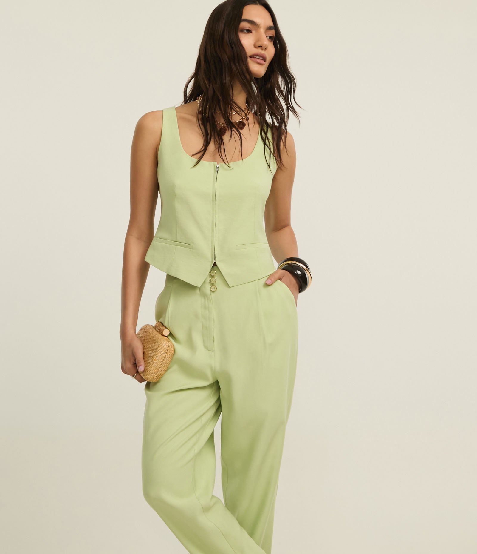 Calça Cenoura Alfaiatada Cintura Alta em Crepe com Bolsos Verde 2