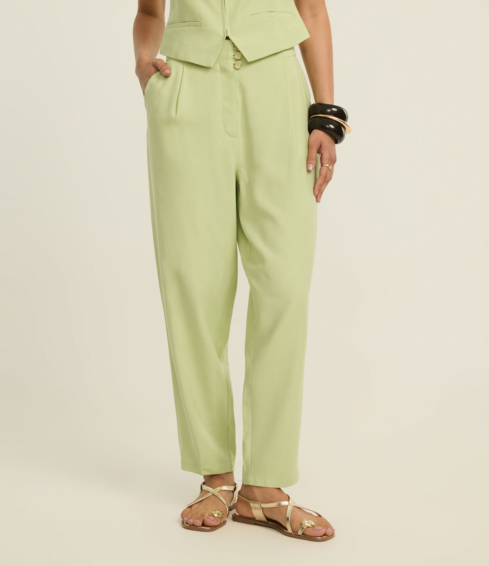 Calça Cenoura Alfaiatada Cintura Alta em Crepe com Bolsos Verde 3