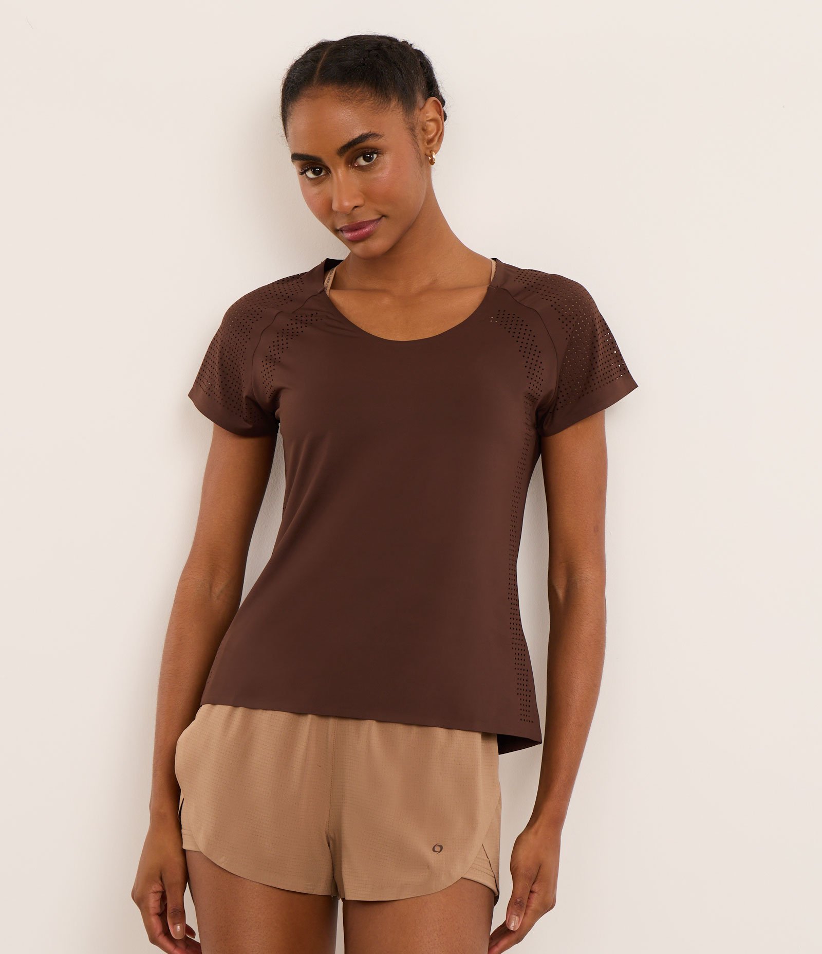 Camiseta Esportiva em Microfibra com Laterais Furadinhas Marrom 1