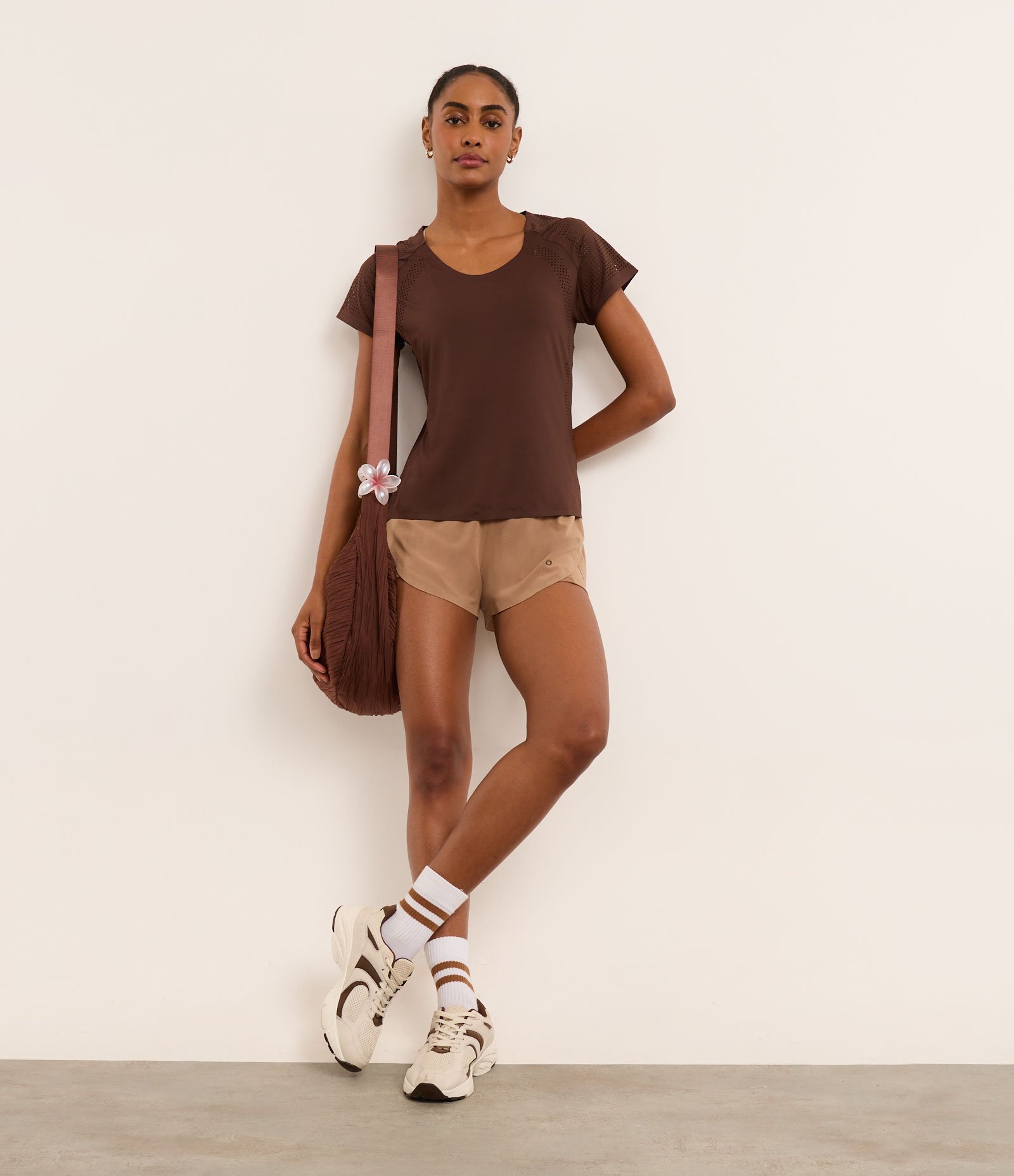 Camiseta Esportiva em Microfibra com Laterais Furadinhas Marrom 2