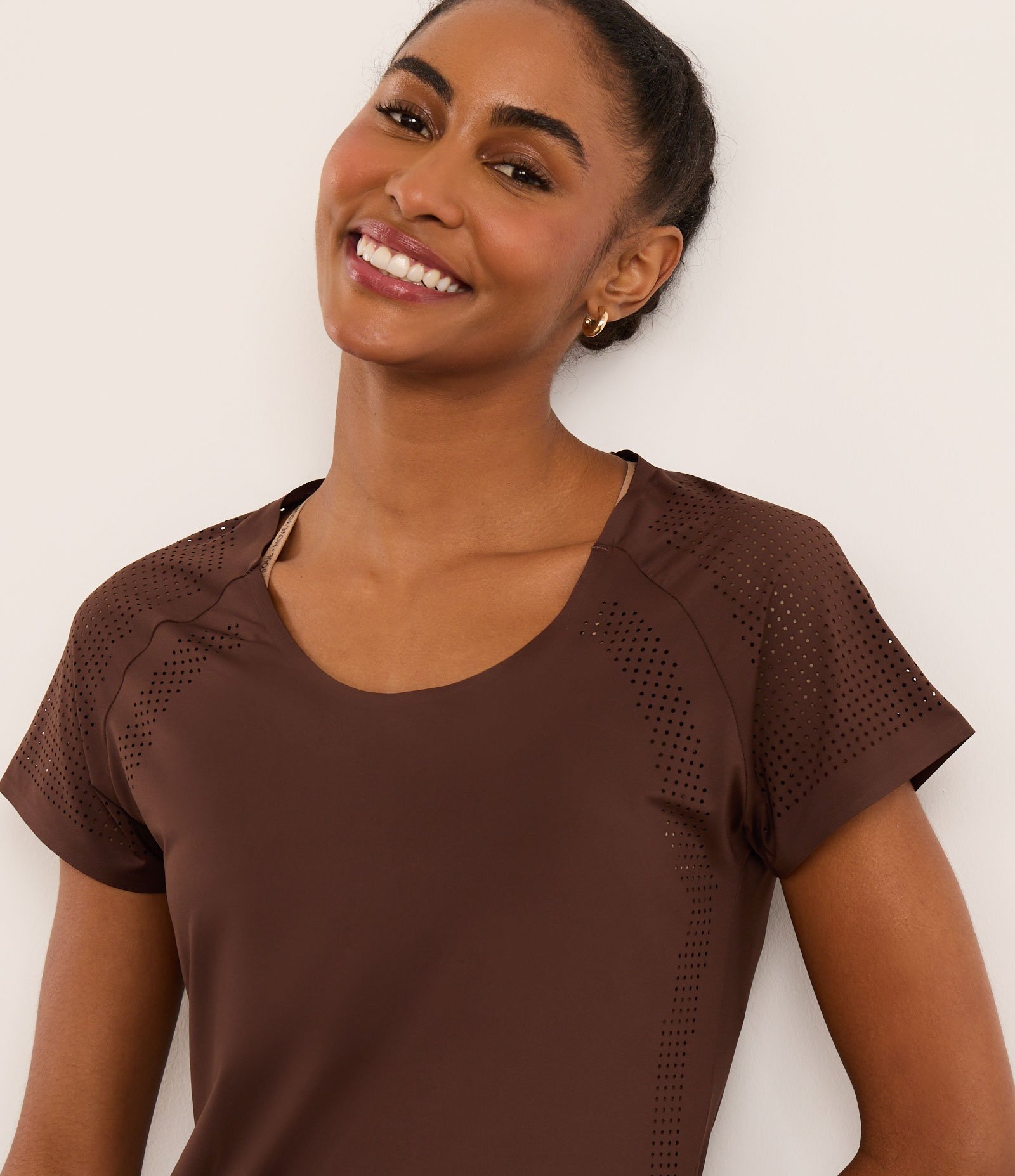 Camiseta Esportiva em Microfibra com Laterais Furadinhas Marrom 3