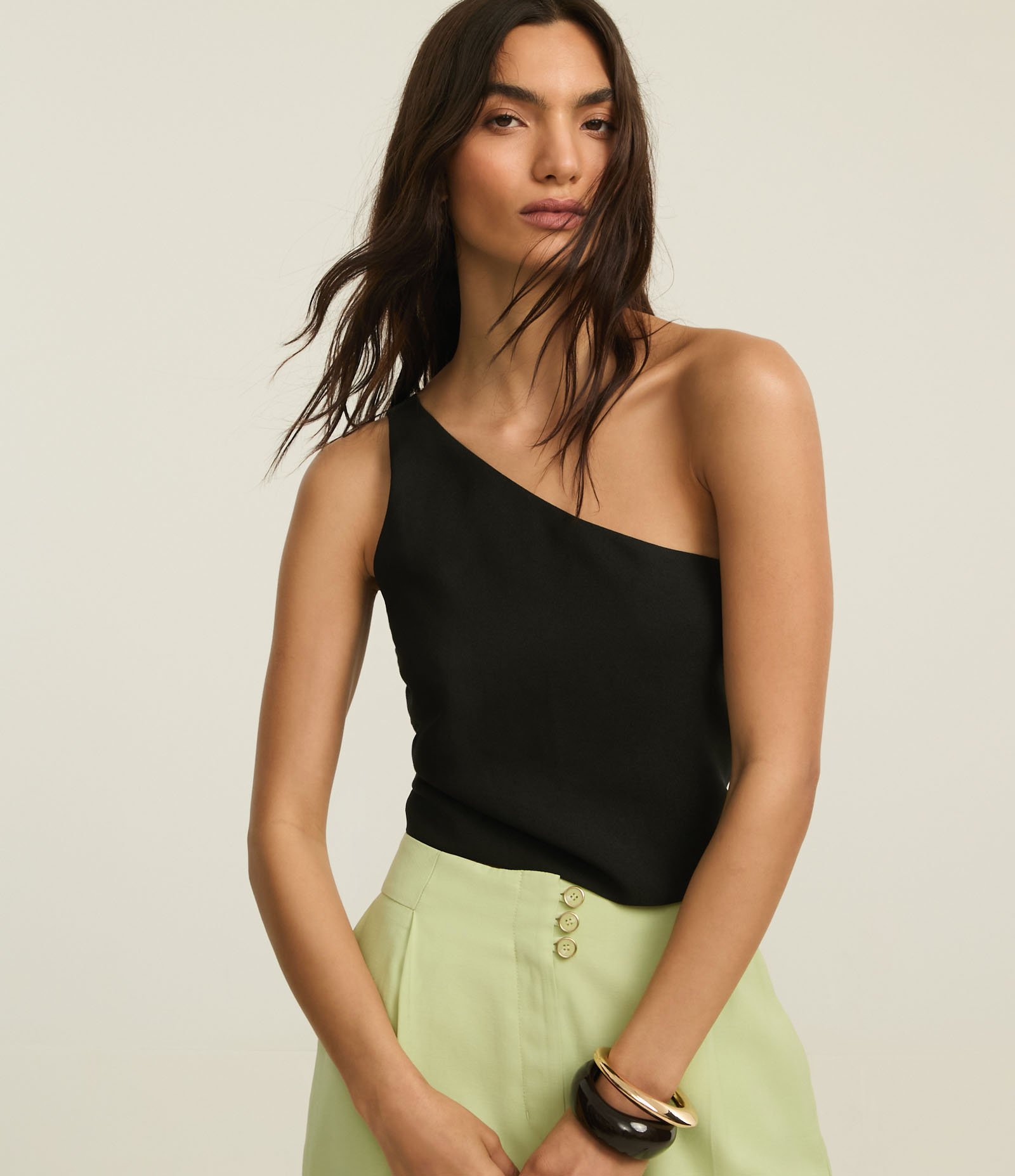 Blusa Ombro Só em Crepe com Franzido Lateral Preto 1