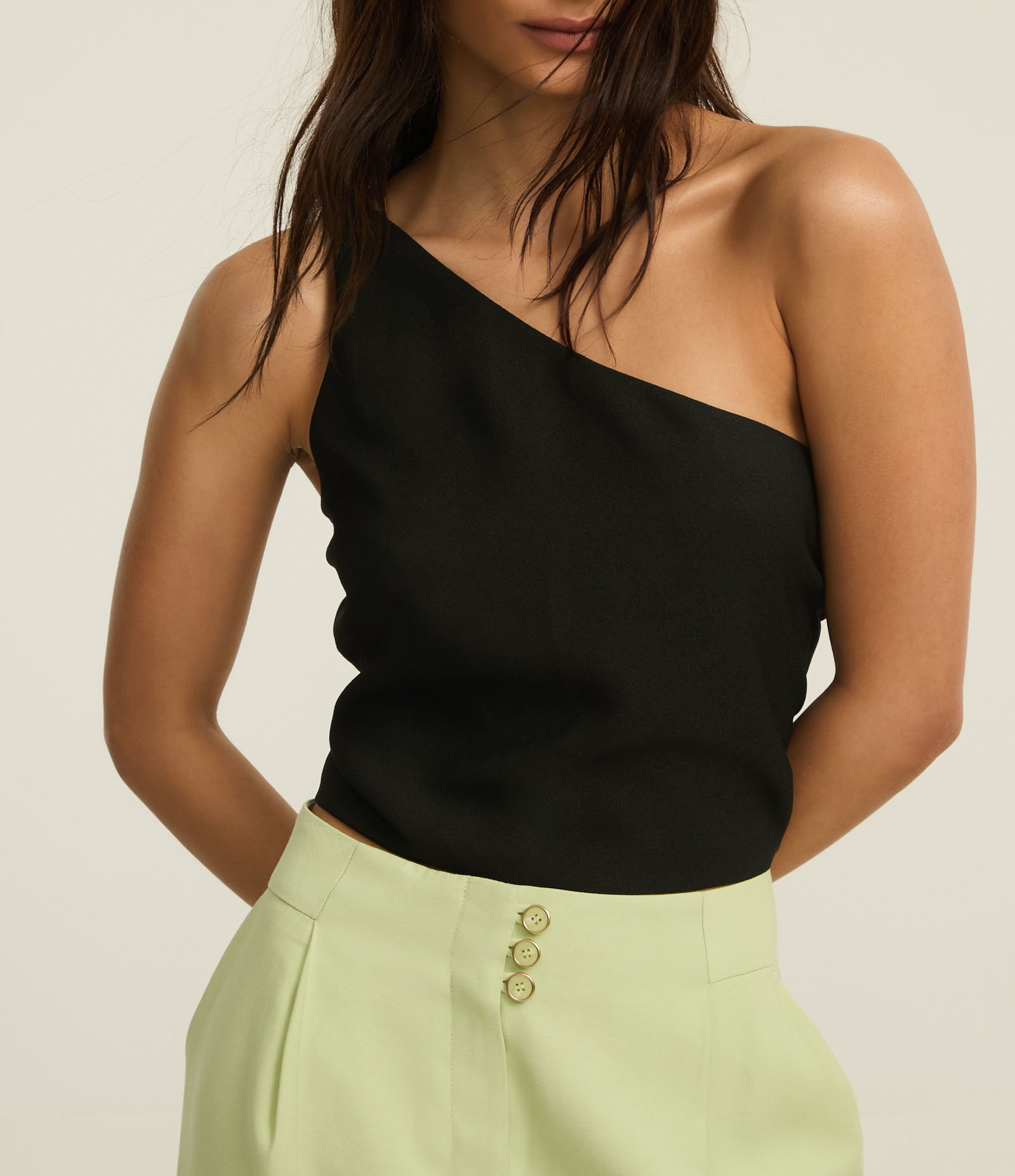 Blusa Ombro Só em Crepe com Franzido Lateral Preto 4