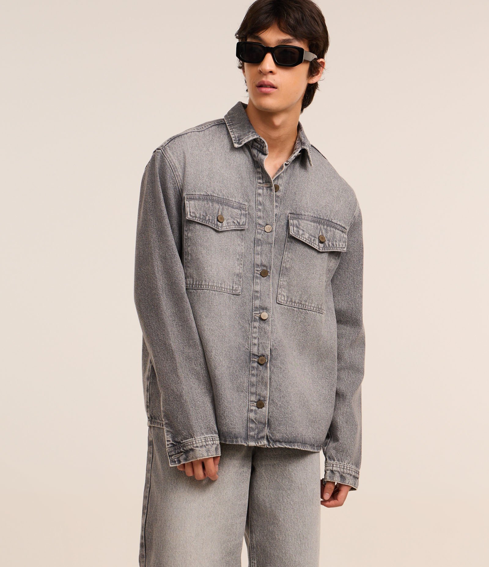 Camisa Oversized Boxy em Jeans com Efeito Marmorizado Cinza 1