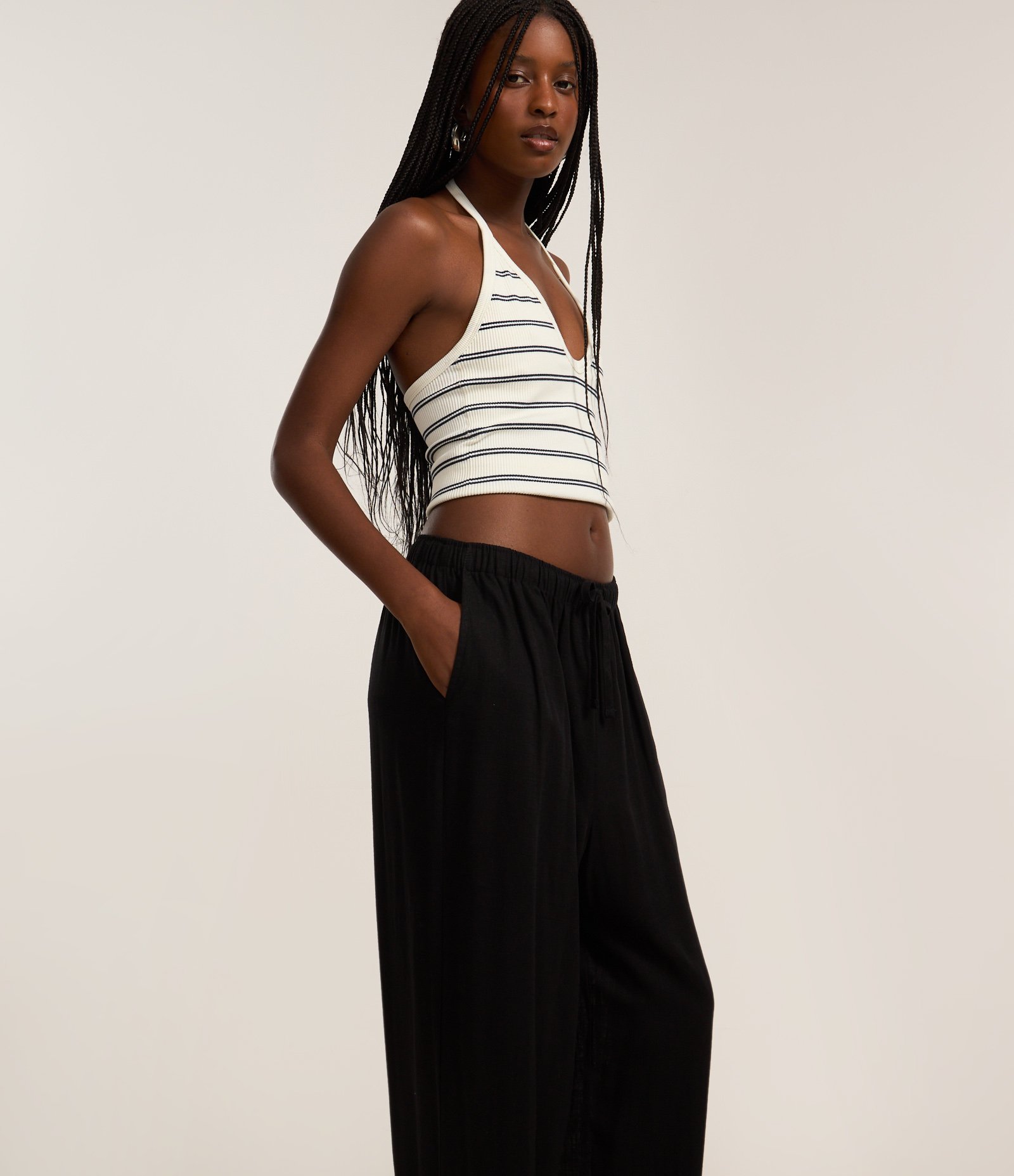 Calça Fluída em Viscose e Linho com Amarração no Cós Preto 2