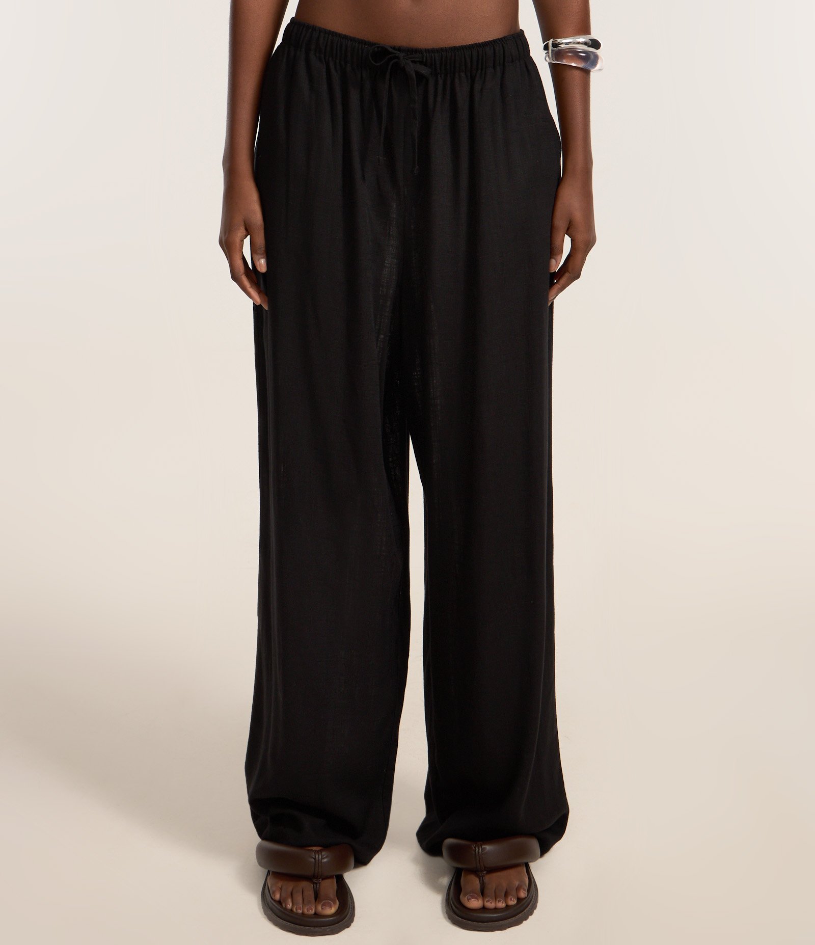 Calça Fluída em Viscose e Linho com Amarração no Cós Preto 3