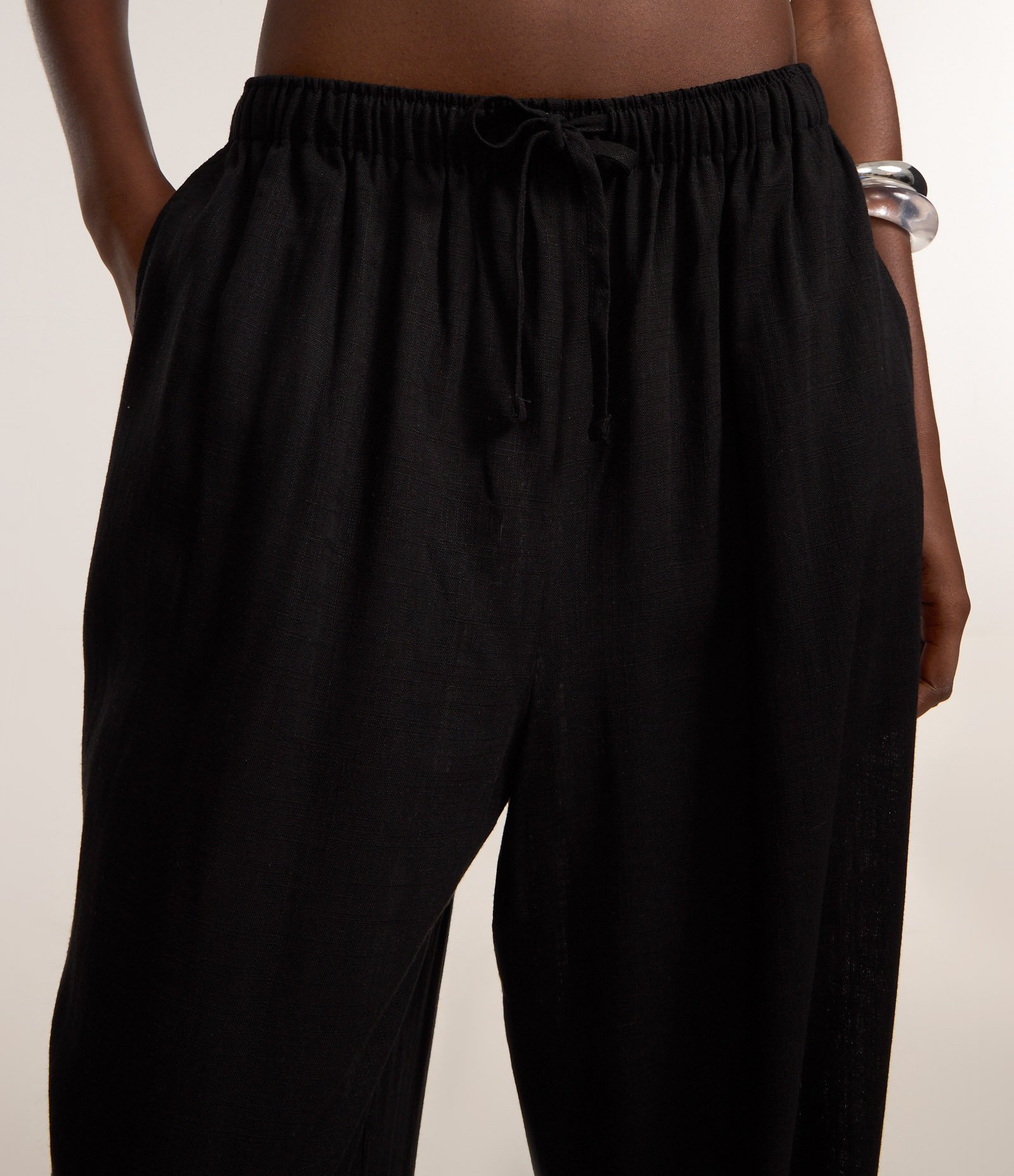Calça Fluída em Viscose e Linho com Amarração no Cós Preto 4