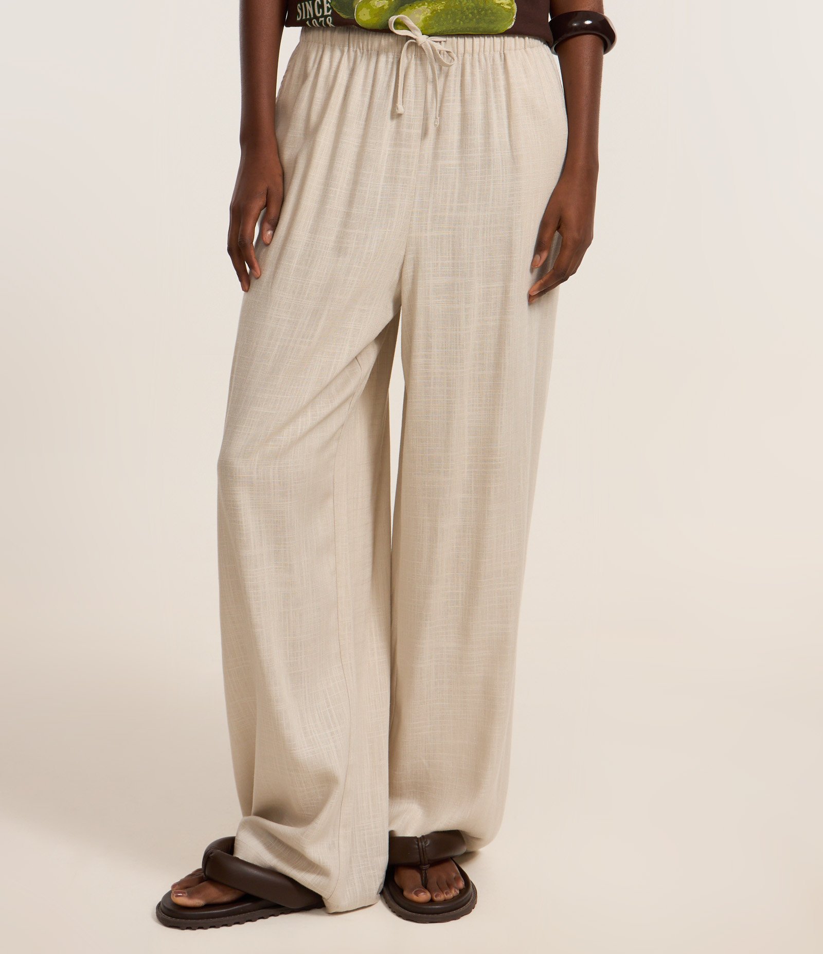 Calça Fluída em Viscose e Linho com Amarração no Cós Bege 3