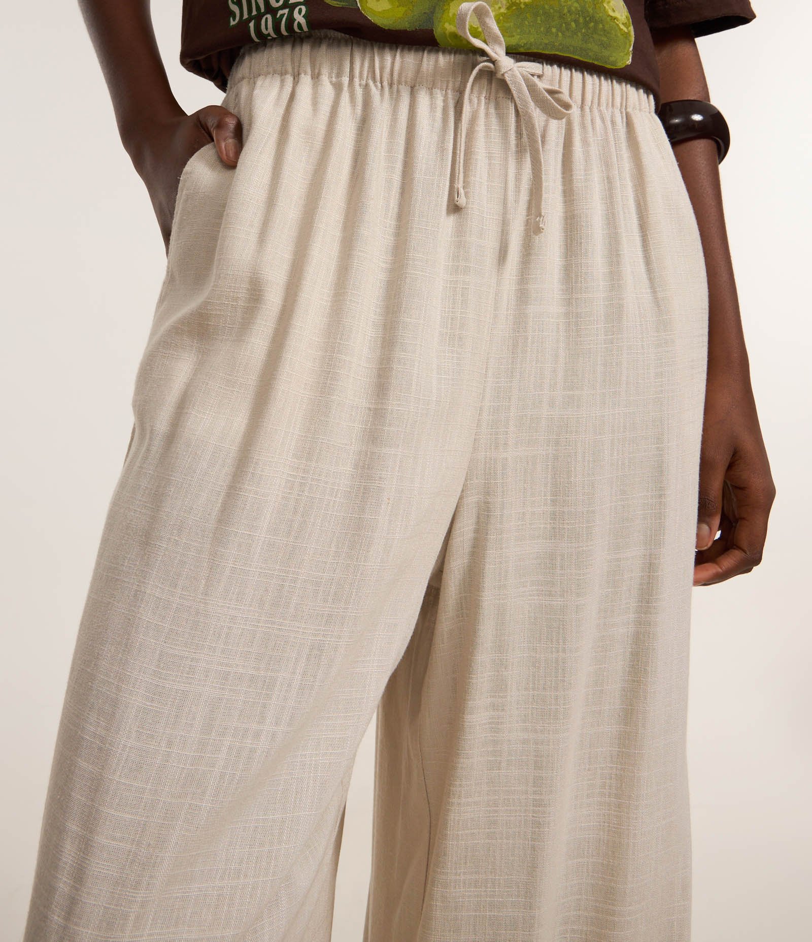 Calça Fluída em Viscose e Linho com Amarração no Cós Bege 4
