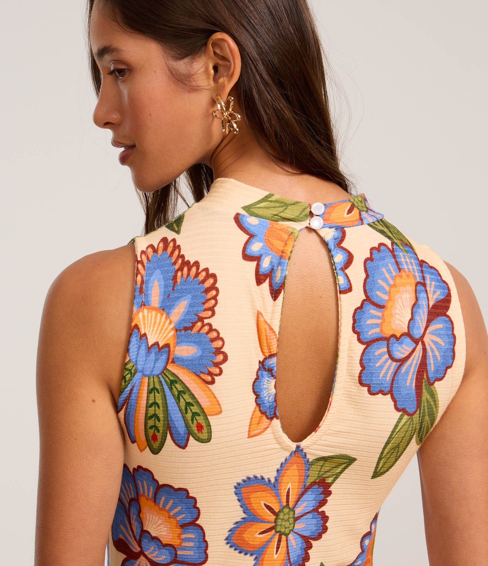 Vestido Evasê New Midi em Ribana com Golinha Alta e Estampa Tropical Bege 4