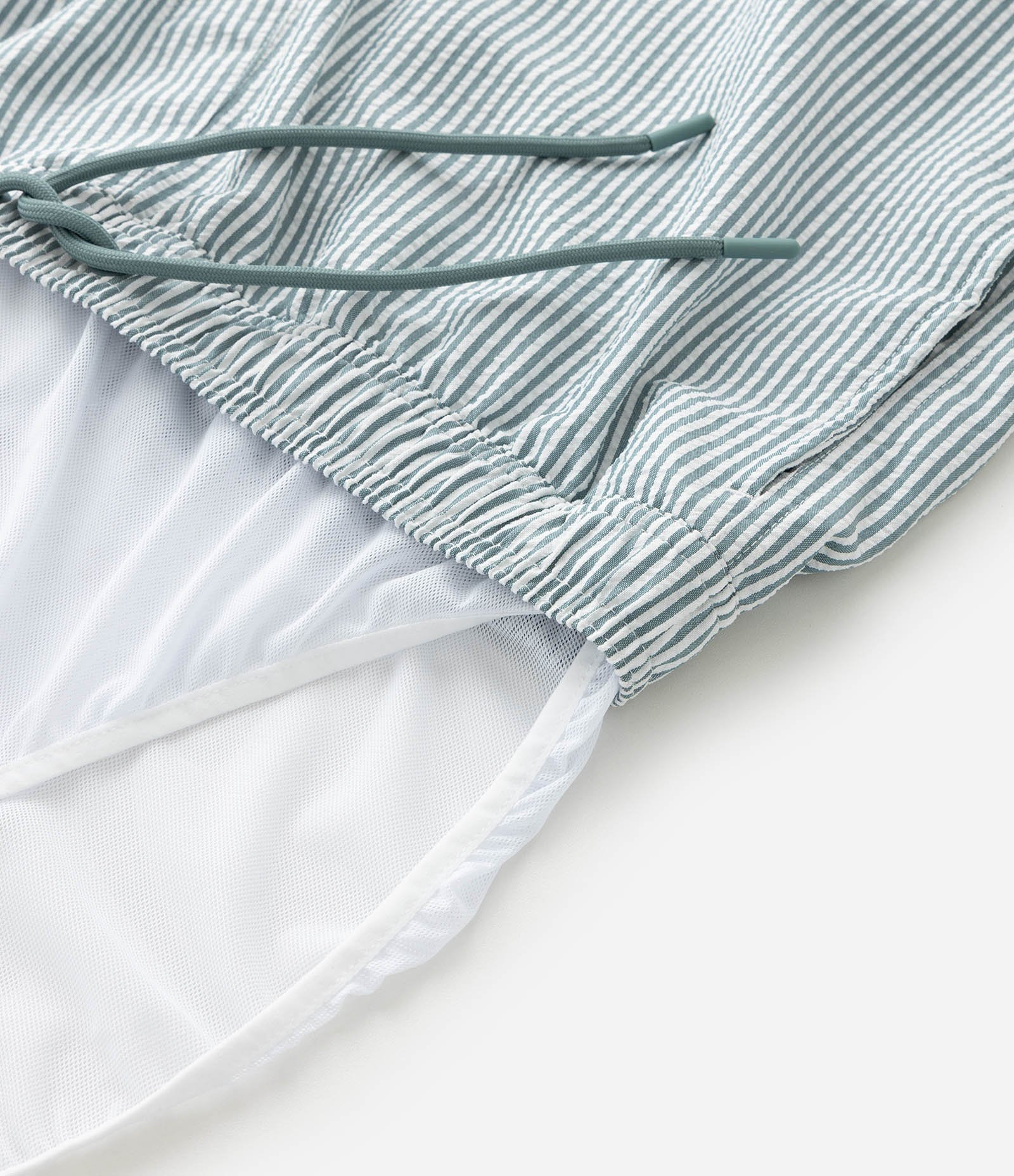 Bermuda de Praia Listrada em Microfibra com Textura Anarruga Verde 4