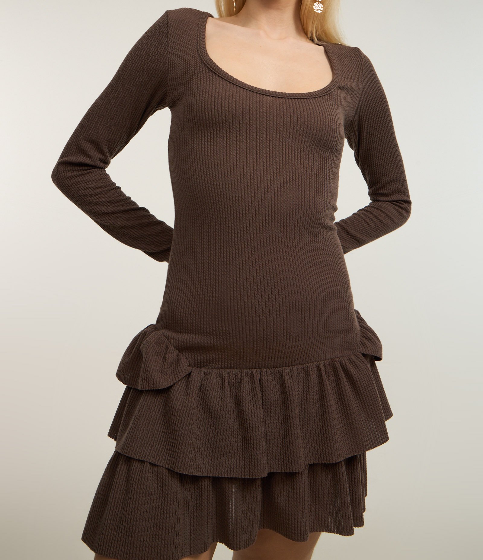 Vestido Curto em Jacquard com Babados na Saia Marrom 2