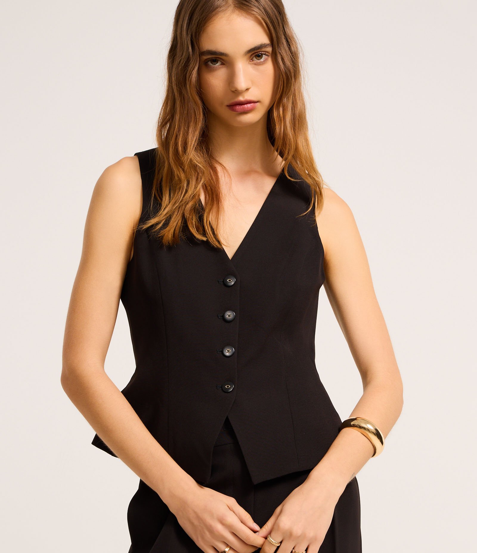 Colete Alfaiatado com Botões e Detalhe V Preto 1