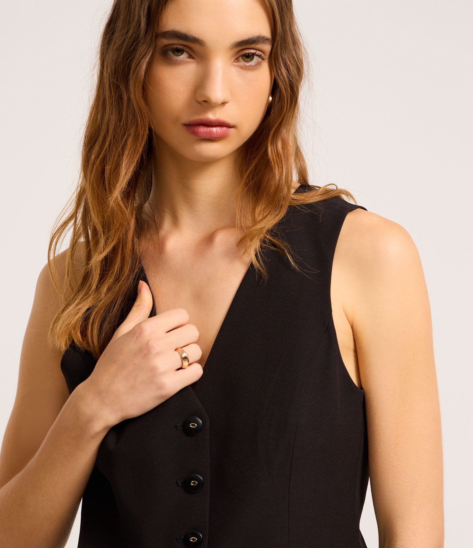 Colete Alfaiatado com Botões e Detalhe V Preto 3