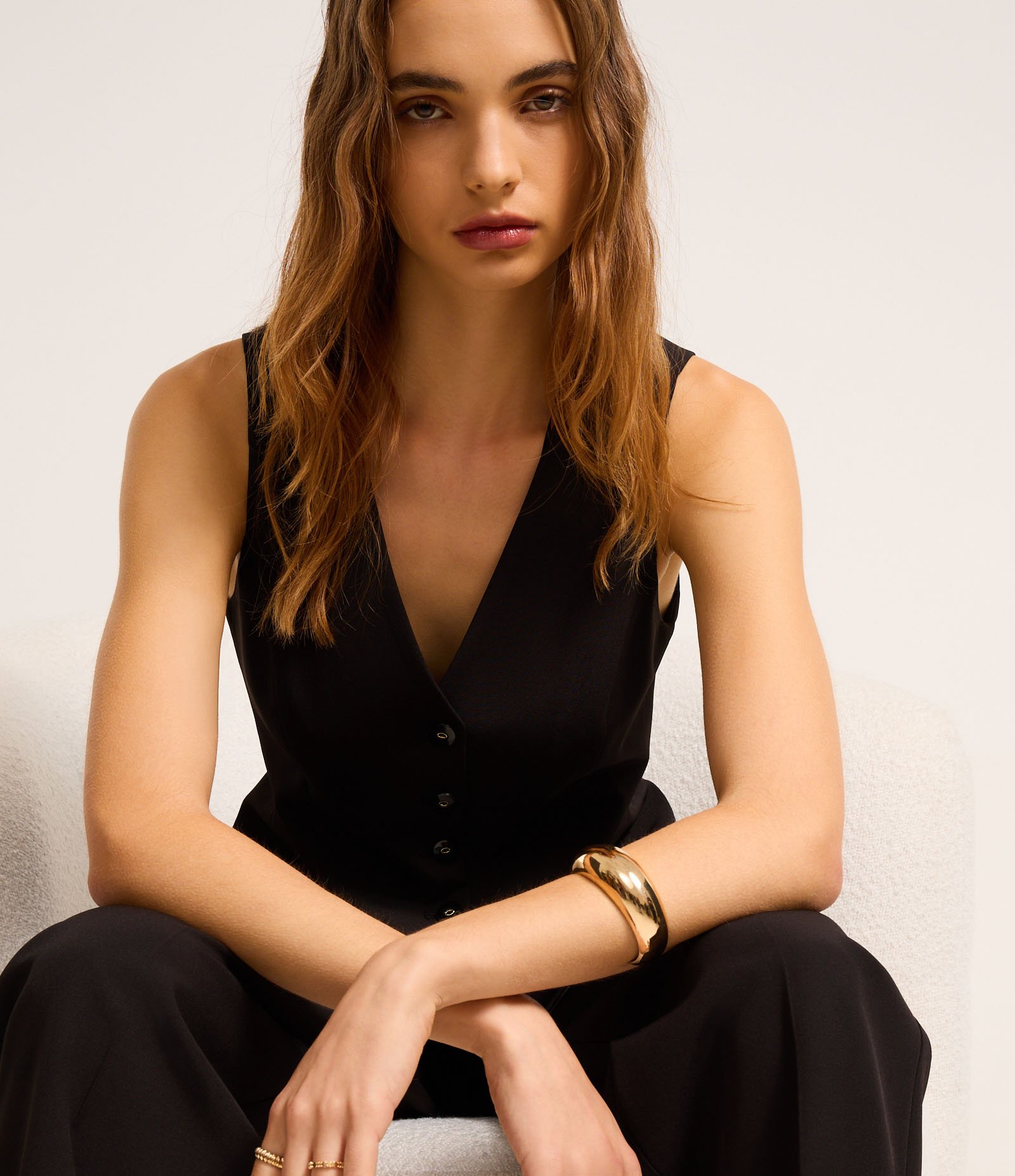 Colete Alfaiatado com Botões e Detalhe V Preto 5