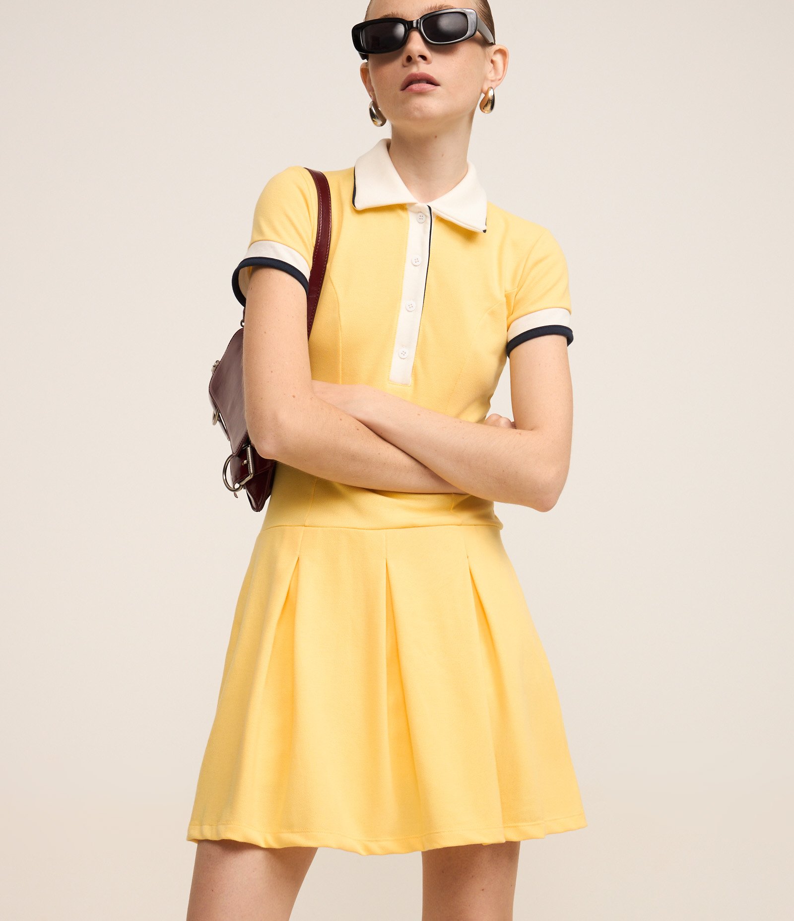 Vestido Curto em Piquet com Gola Polo e Saia Plissada Amarelo 1