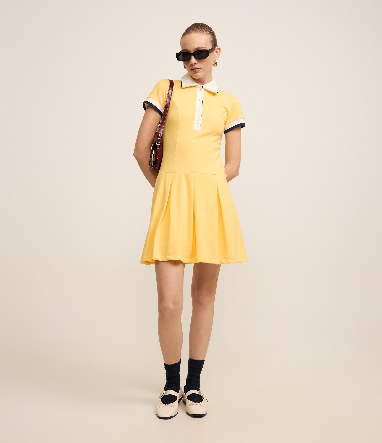 Vestido Curto em Piquet com Gola Polo e Saia Plissada Amarelo 2
