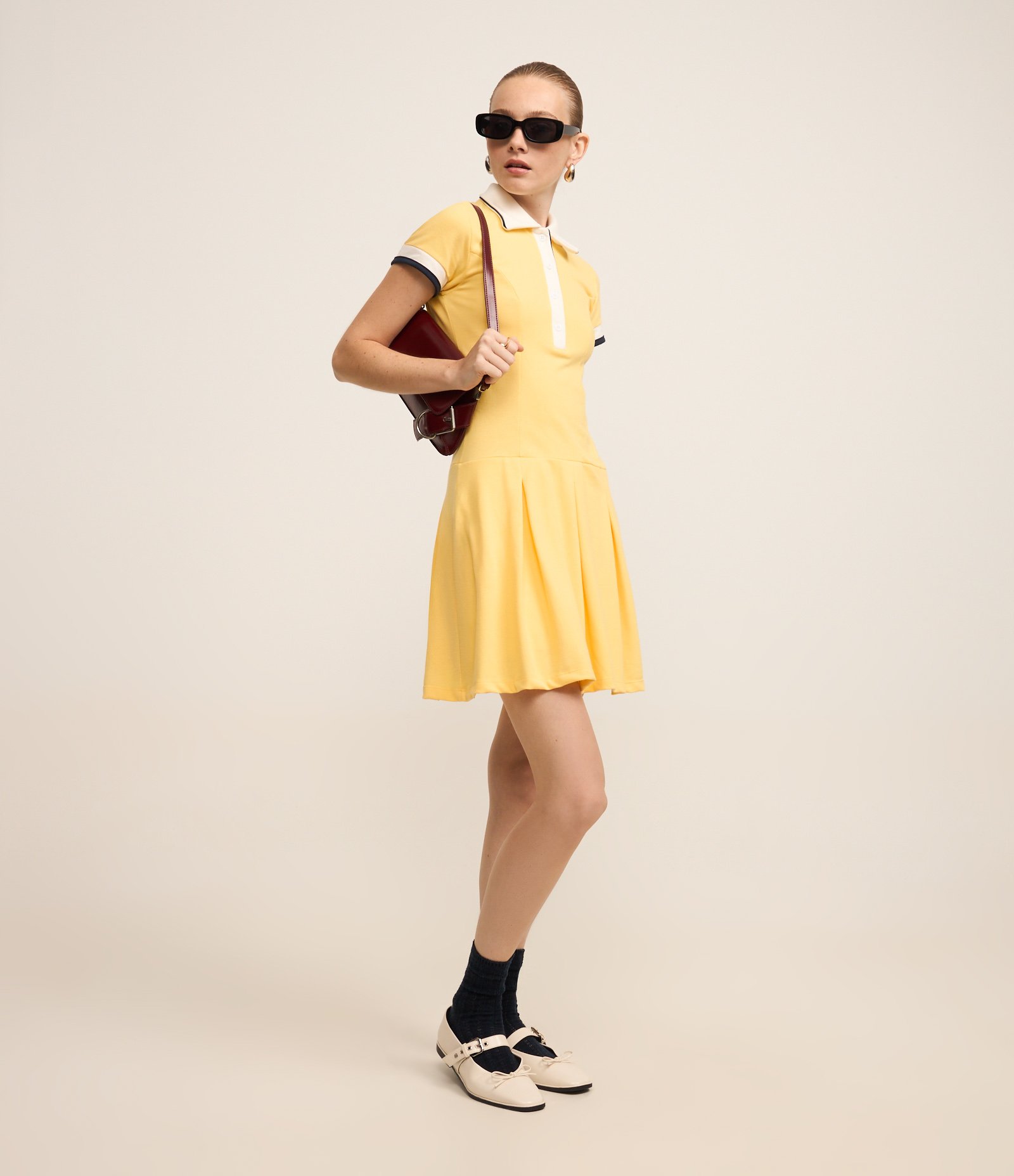 Vestido Curto em Piquet com Gola Polo e Saia Plissada Amarelo 4