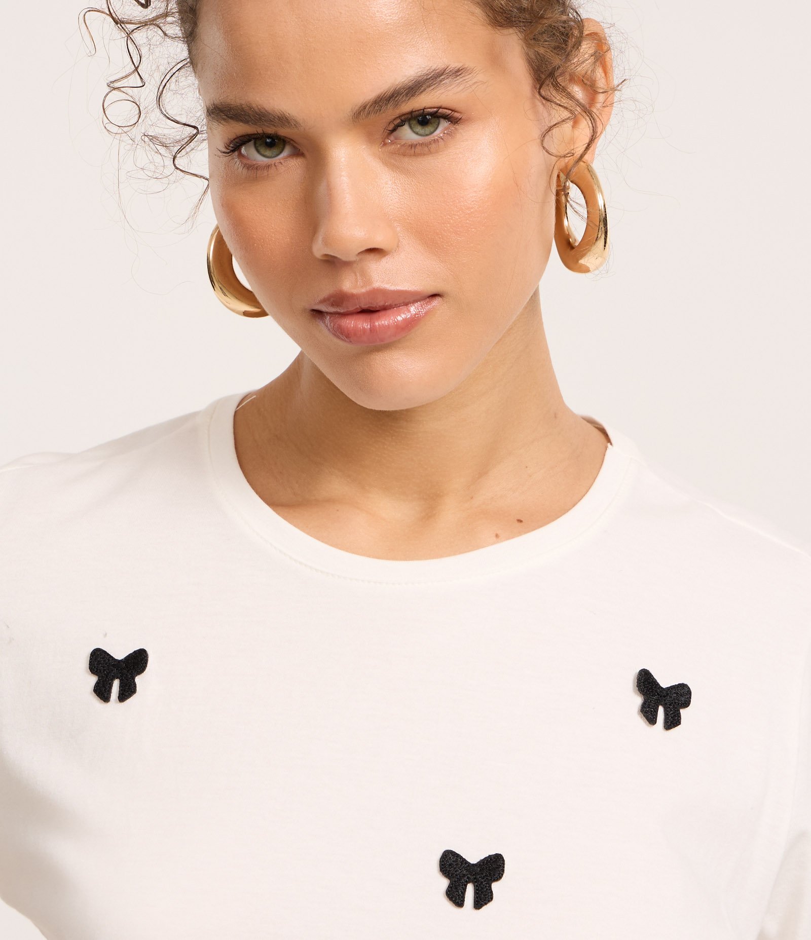 Camiseta Baby Look em Algodão com Lacinhos Bordados Branco 1