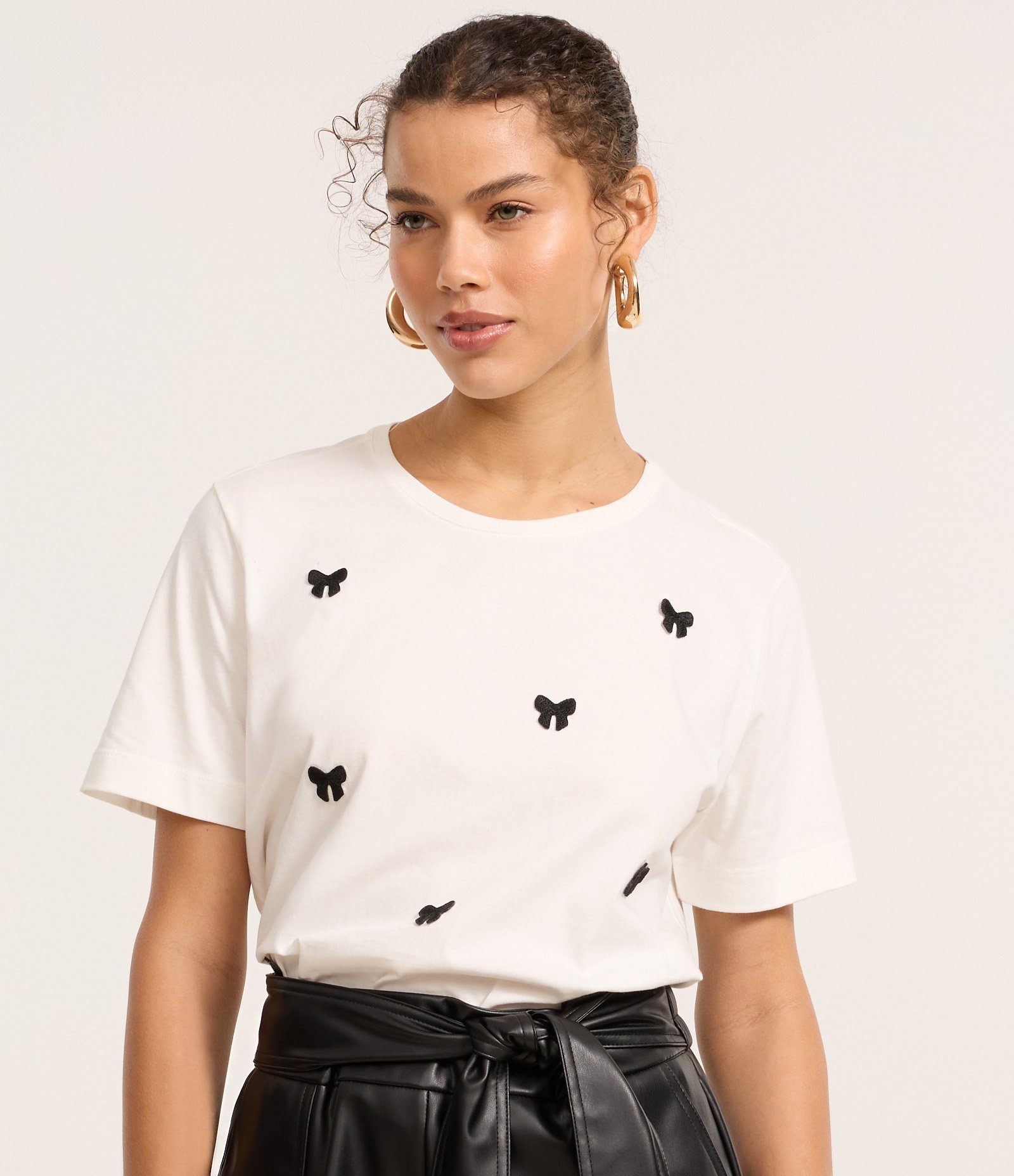 Camiseta Baby Look em Algodão com Lacinhos Bordados Branco 3