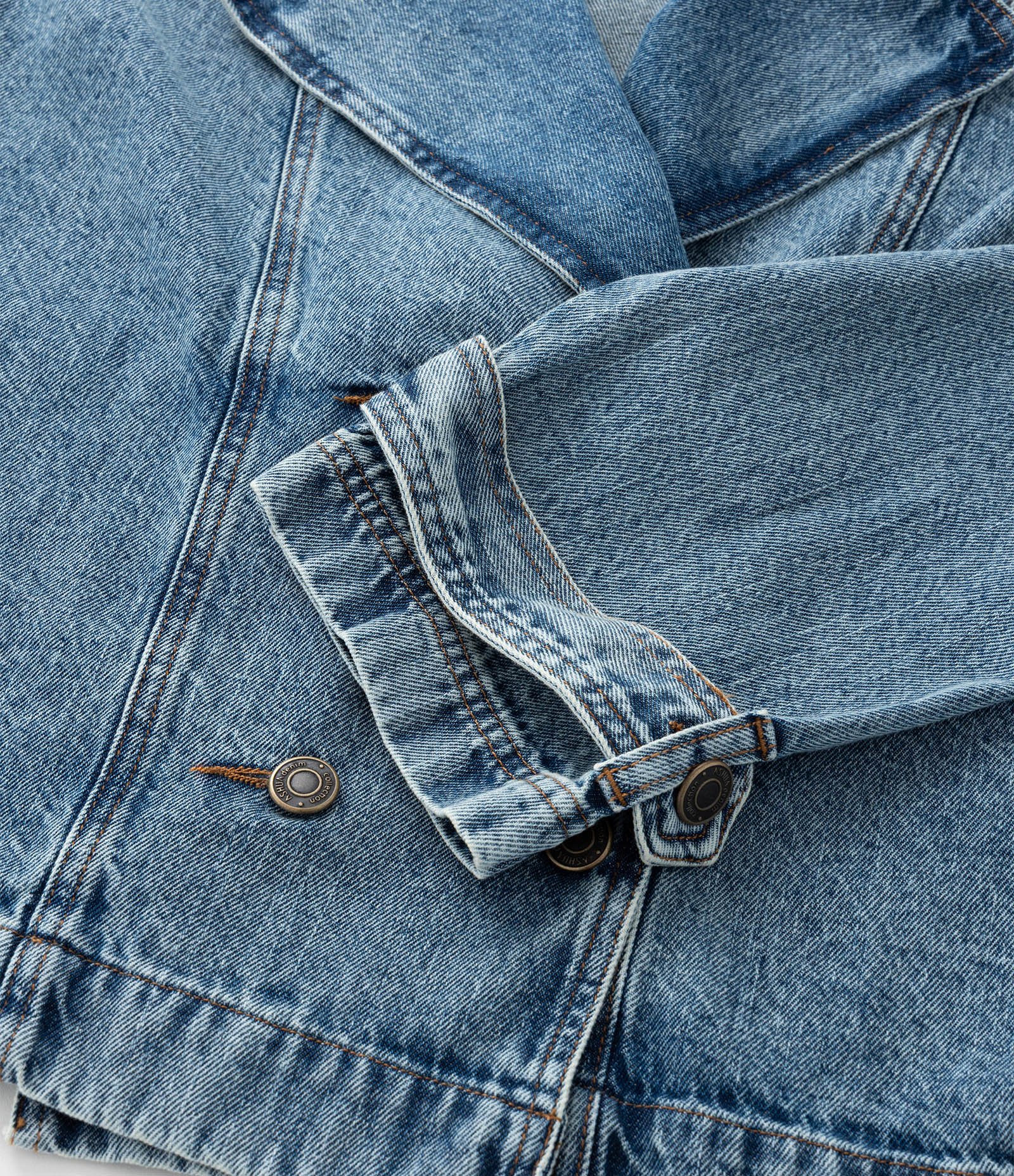 Jaqueta Trench Coat em Jeans com Botões Transpassados Curve & Plus Size Azul 8