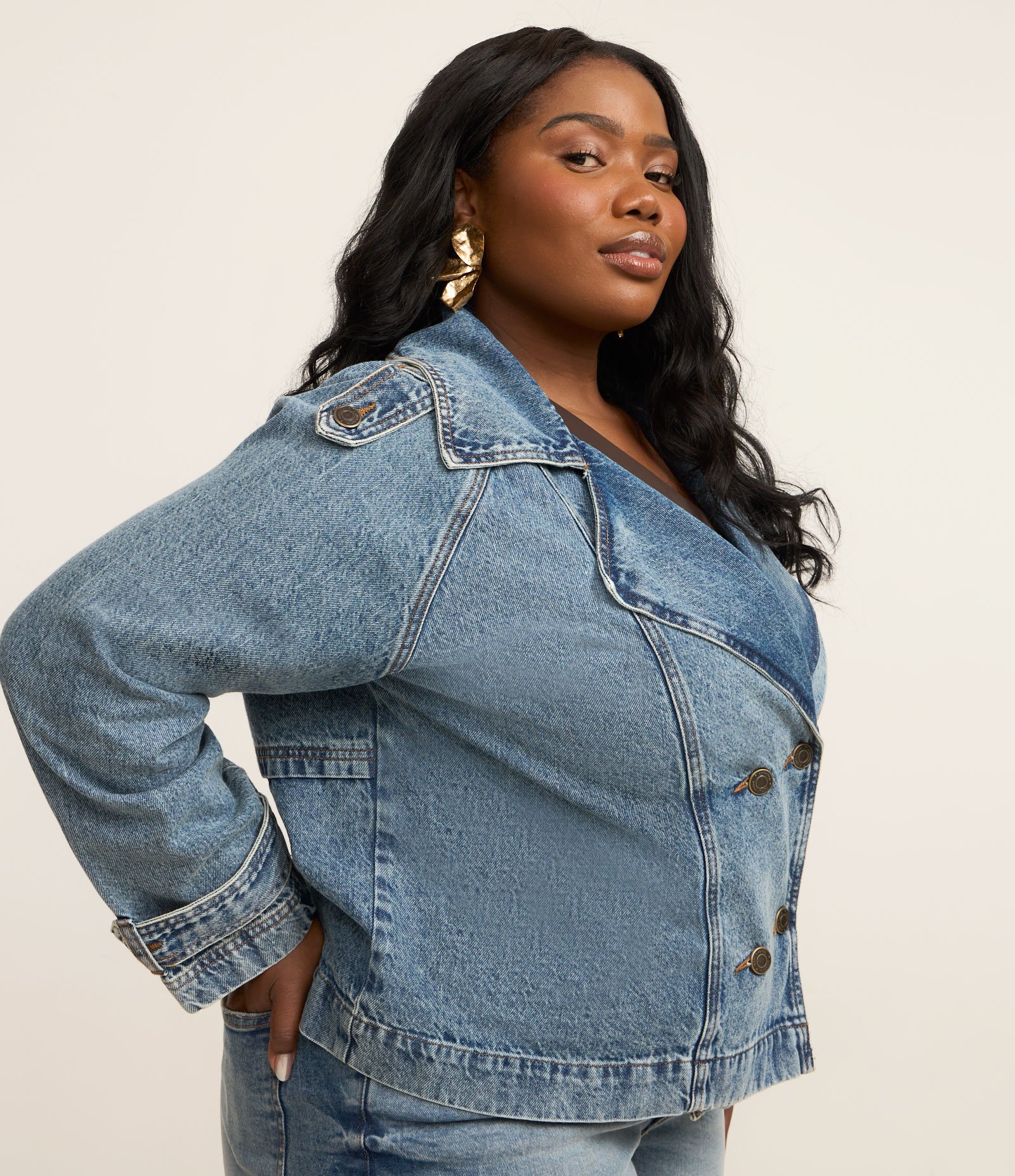 Jaqueta Trench Coat em Jeans com Botões Transpassados Curve & Plus Size Azul 1