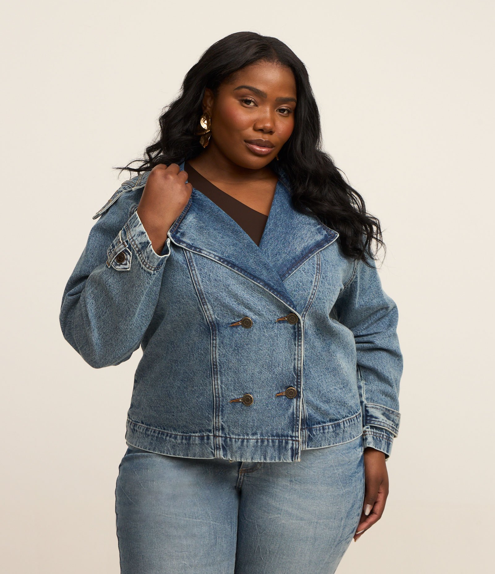 Jaqueta Trench Coat em Jeans com Botões Transpassados Curve & Plus Size Azul 2