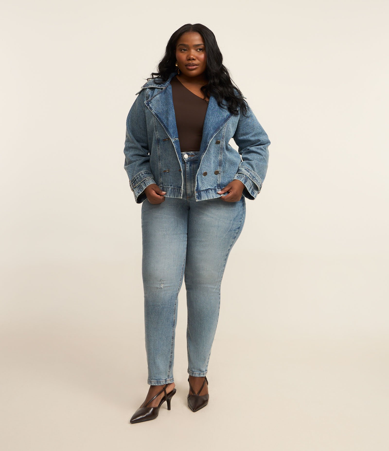 Jaqueta Trench Coat em Jeans com Botões Transpassados Curve & Plus Size Azul 3