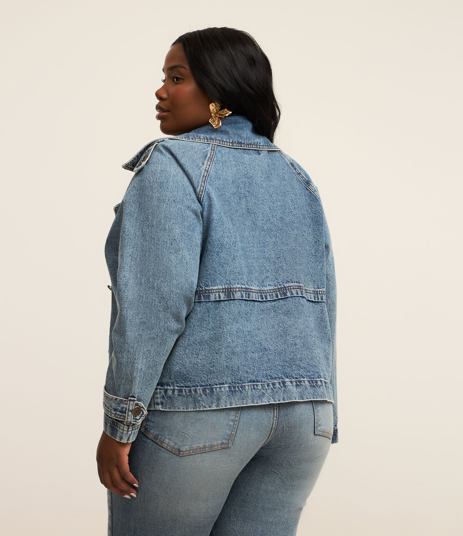 Jaqueta Trench Coat em Jeans com Botões Transpassados Curve & Plus Size Azul 4