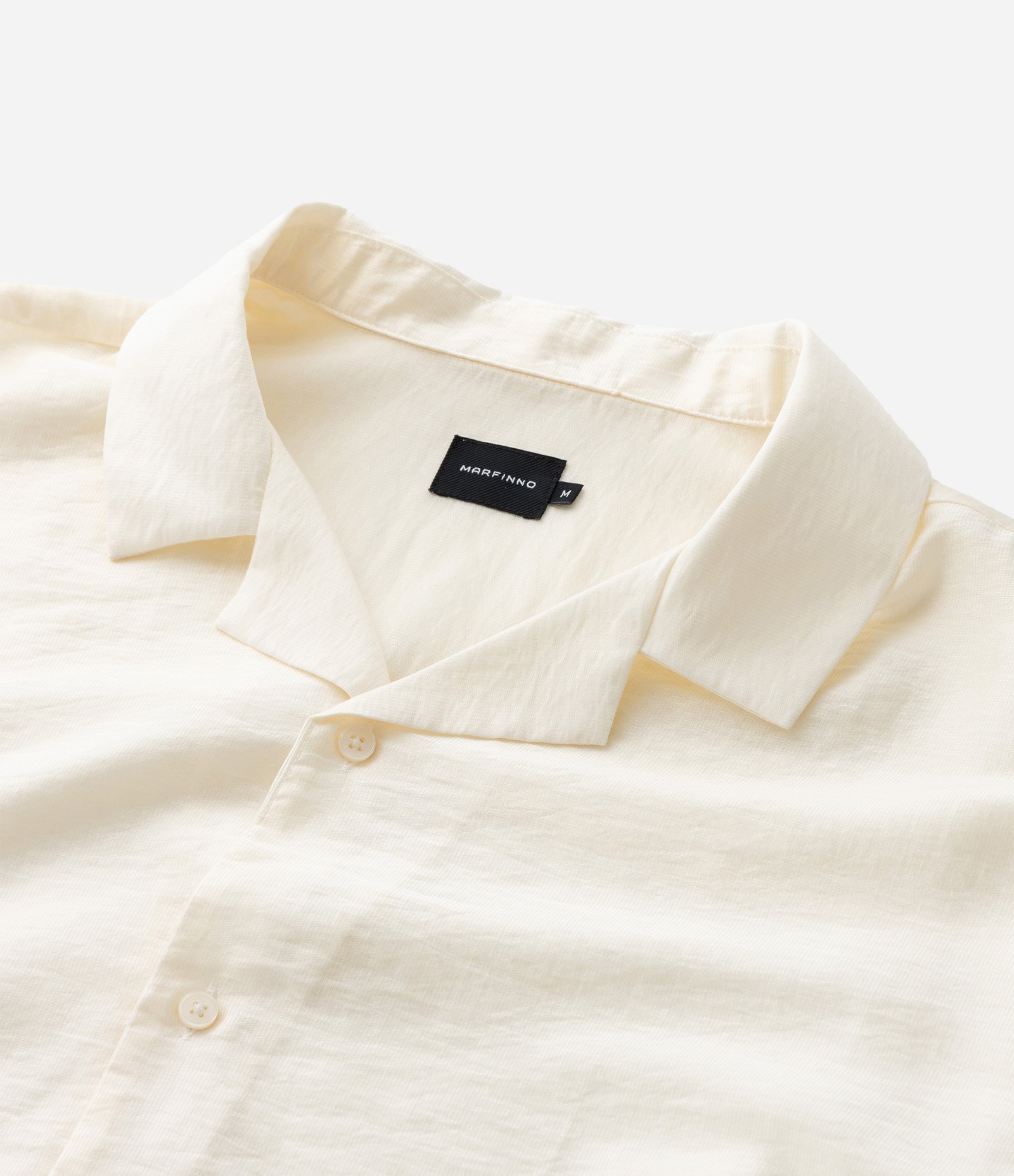 Camisa em Cetim com Gola Lapela e Abotoamento Frontal Bege 7