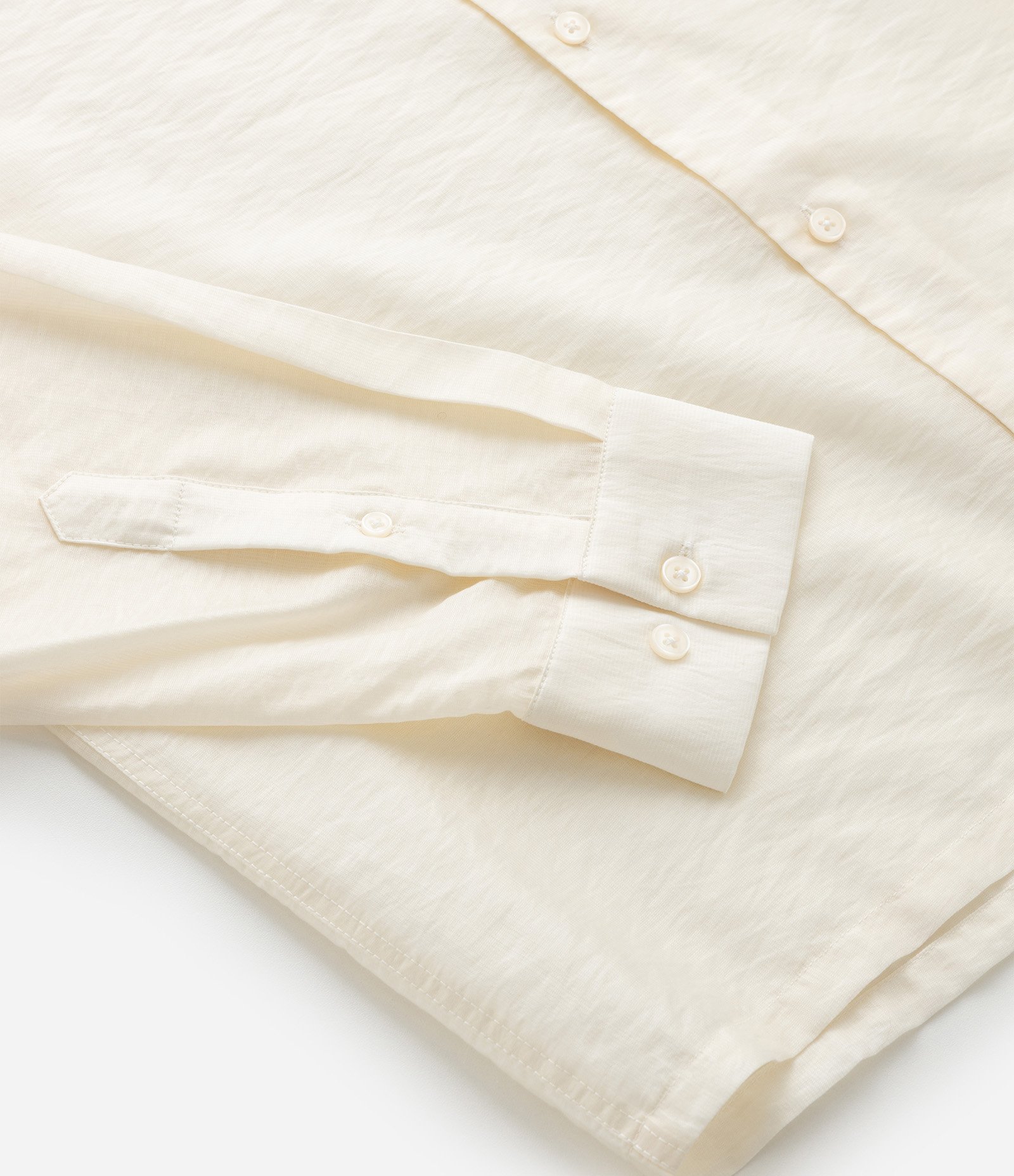 Camisa em Cetim com Gola Lapela e Abotoamento Frontal Bege 8