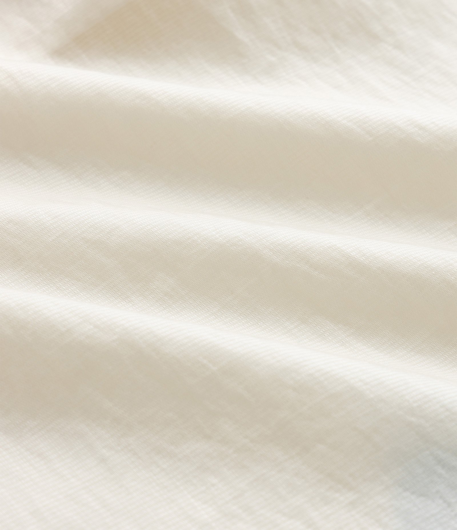 Camisa em Cetim com Gola Lapela e Abotoamento Frontal Bege 9