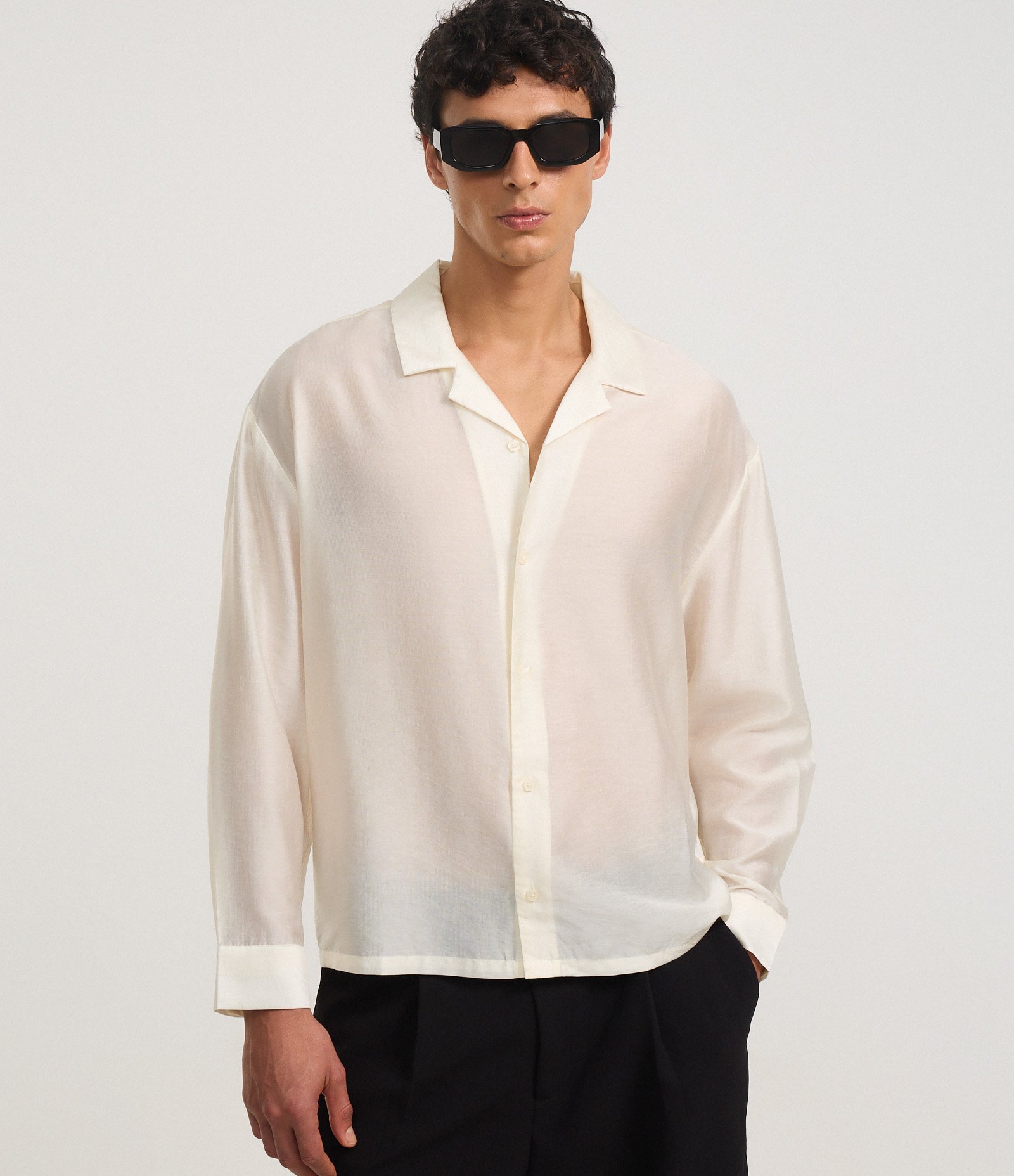 Camisa em Cetim com Gola Lapela e Abotoamento Frontal Bege 1