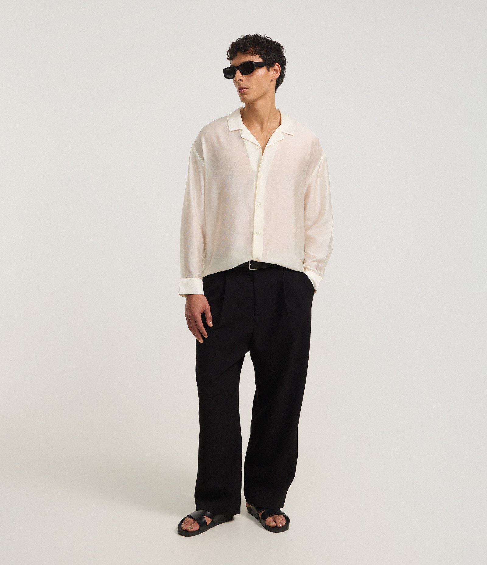 Camisa em Cetim com Gola Lapela e Abotoamento Frontal Bege 2