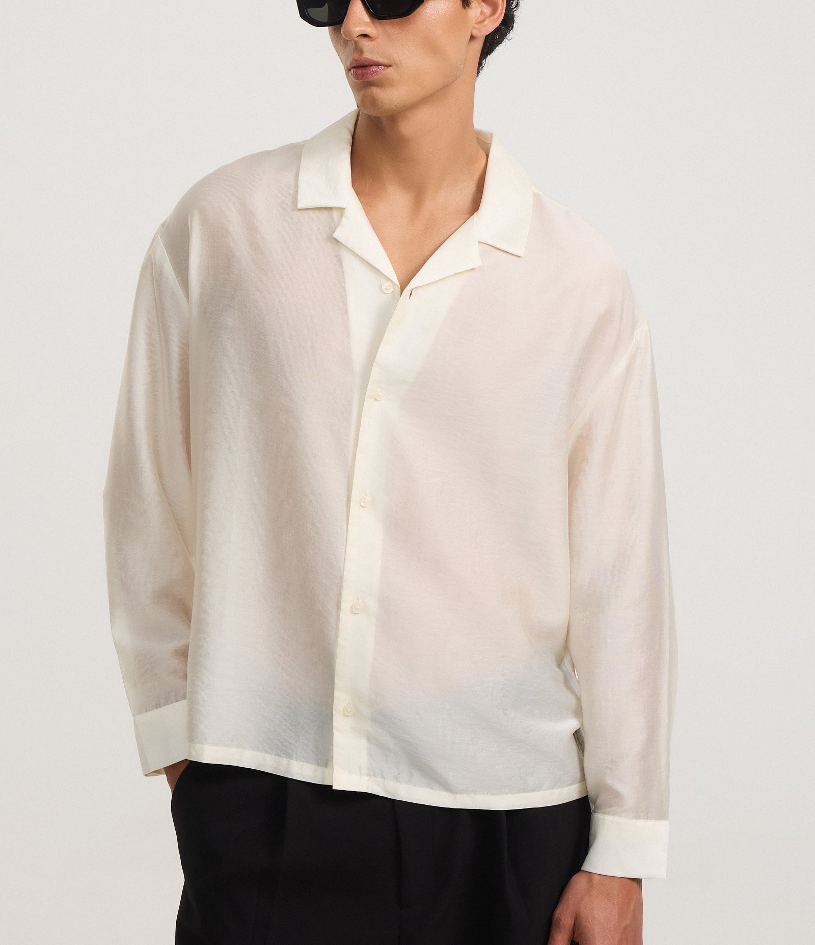 Camisa em Cetim com Gola Lapela e Abotoamento Frontal Bege 3