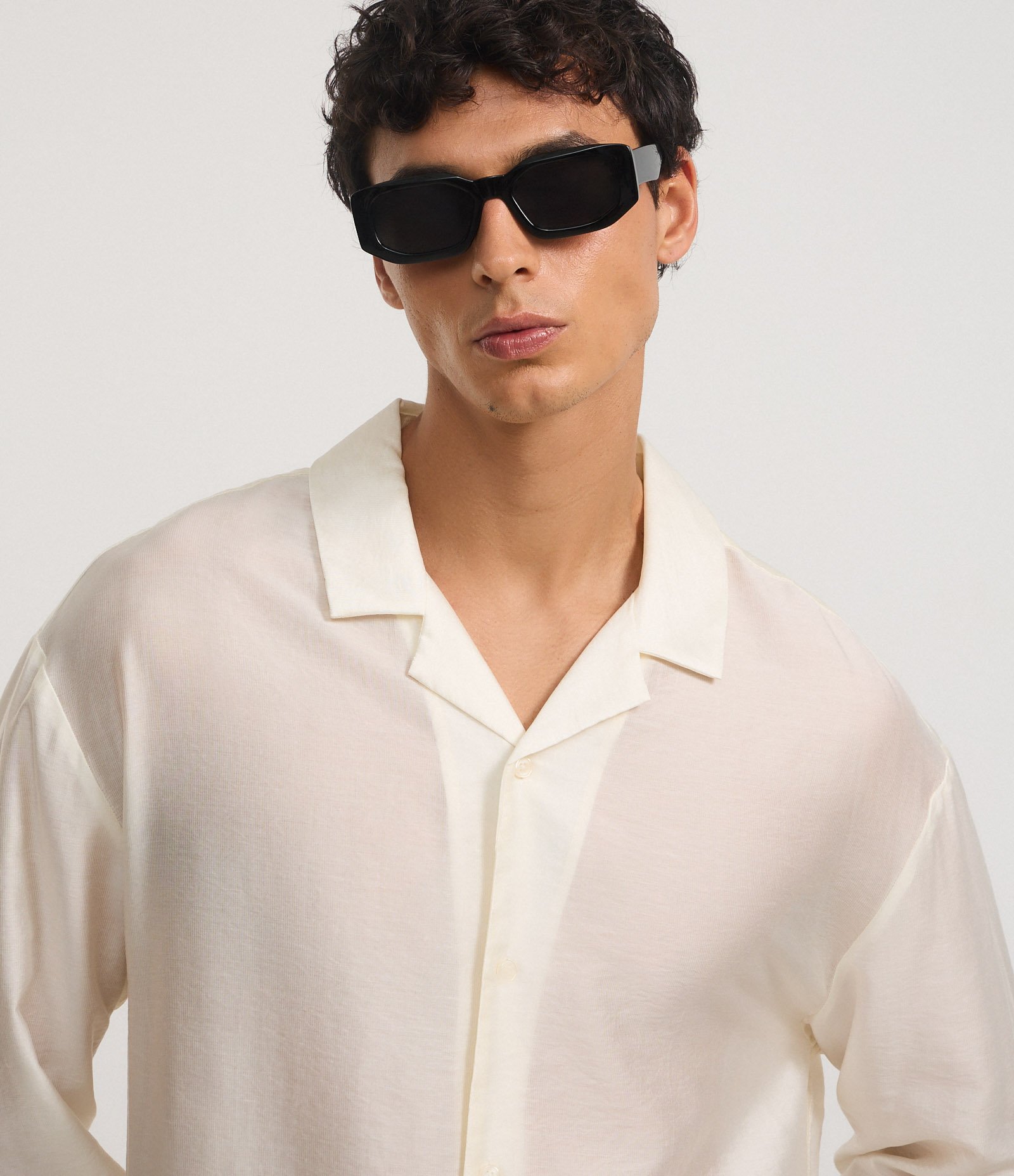 Camisa em Cetim com Gola Lapela e Abotoamento Frontal Bege 4