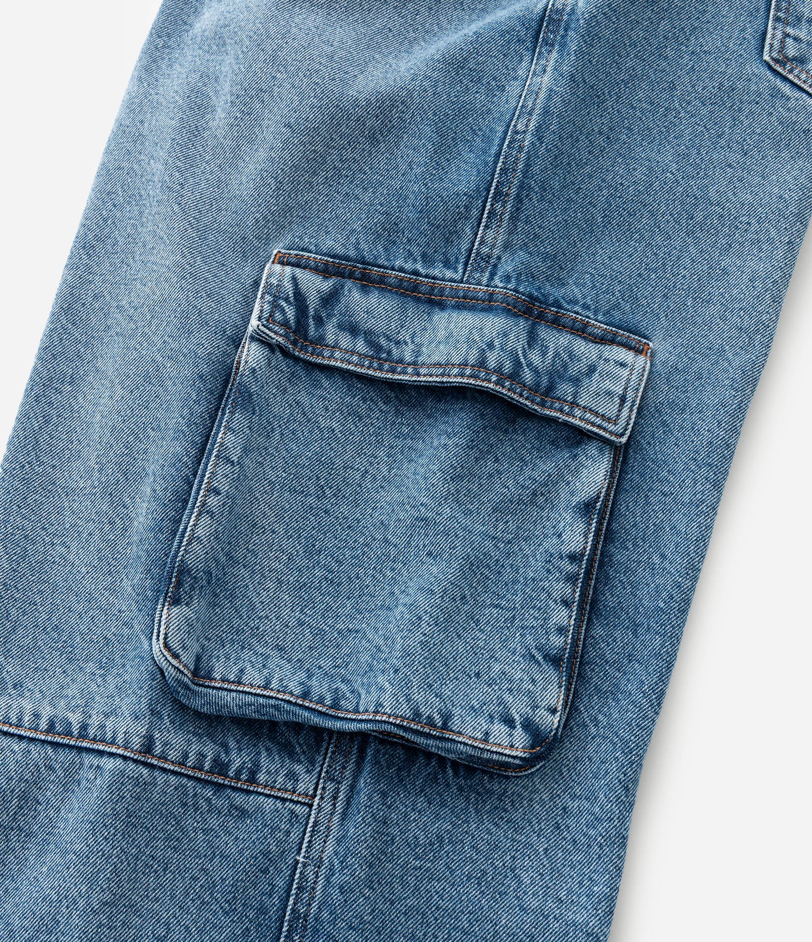 Calça Wide Leg em Jeans com Bolsos Cargo e Recortes Curve & Plus Size Azul 9