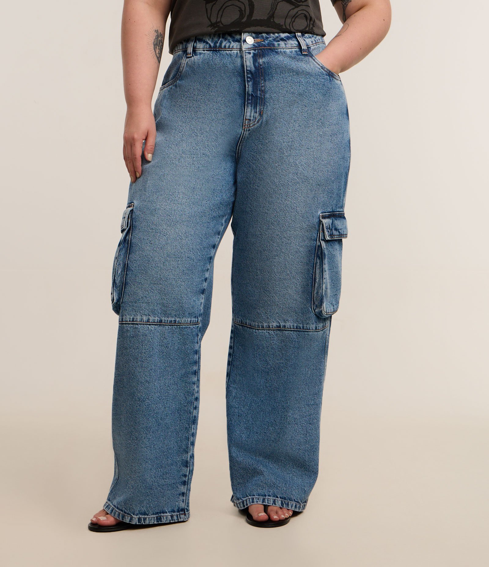 Calça Wide Leg em Jeans com Bolsos Cargo e Recortes Curve & Plus Size Azul 2