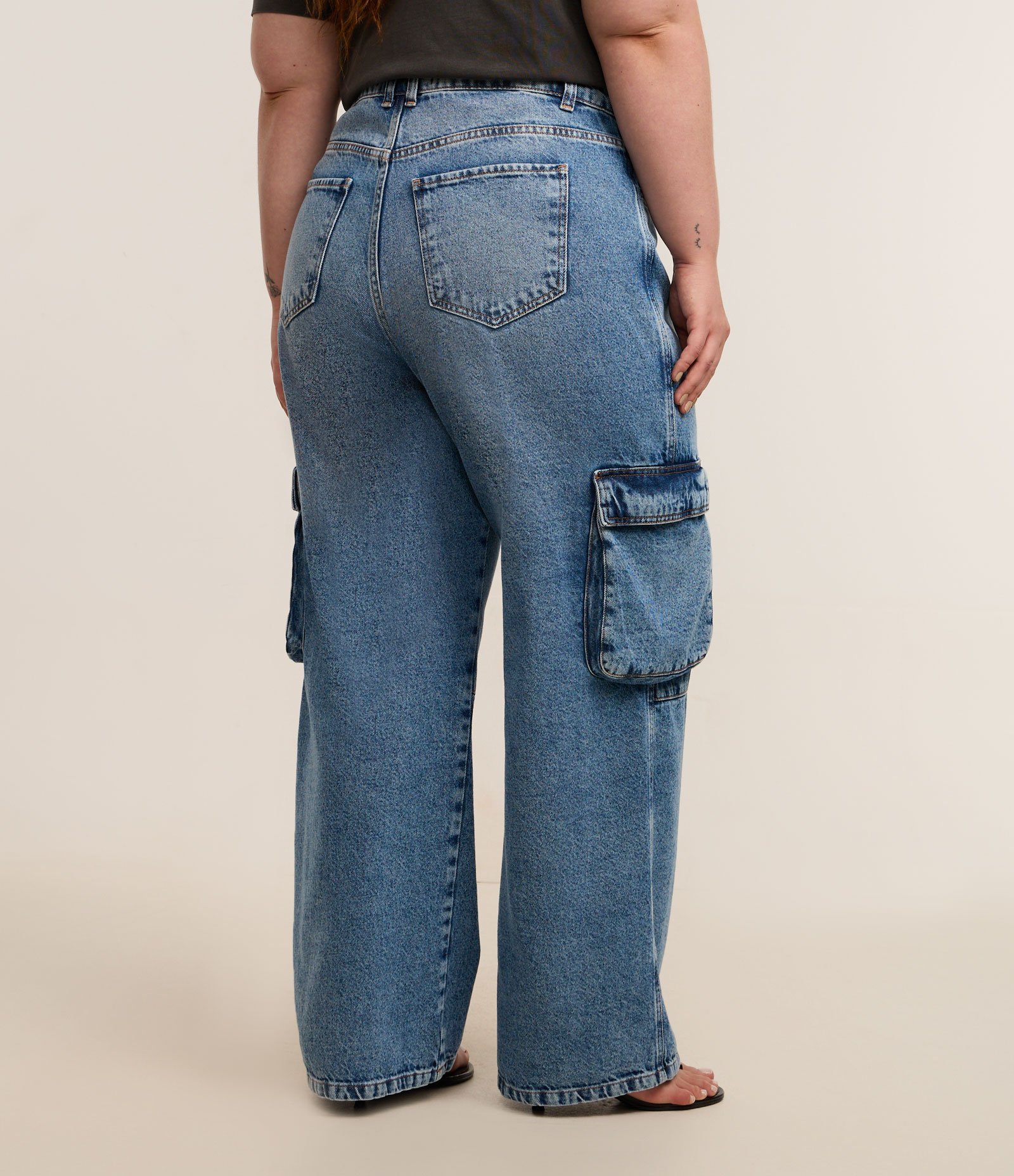 Calça Wide Leg em Jeans com Bolsos Cargo e Recortes Curve & Plus Size Azul 5