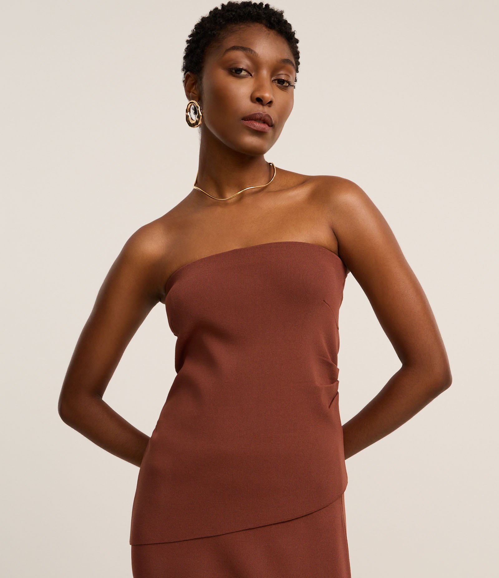 Blusa Slim Texturizada e Sem Alça com Barra Assimétrica Marrom 1