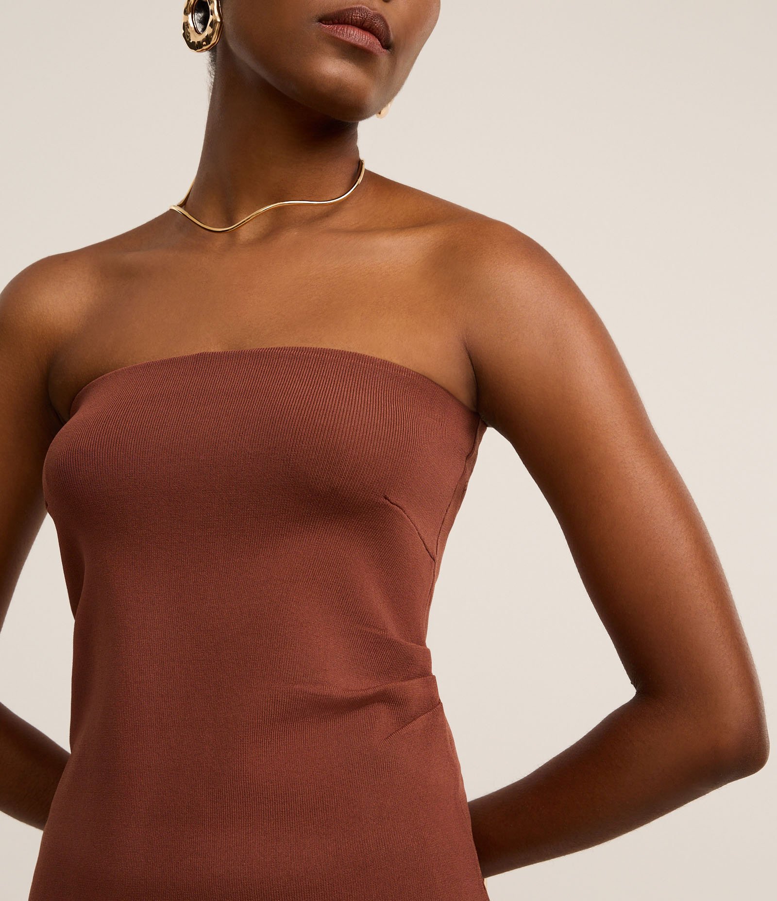 Blusa Slim Texturizada e Sem Alça com Barra Assimétrica Marrom 3