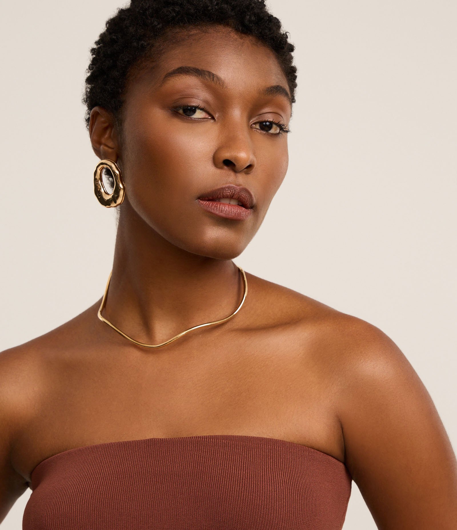 Blusa Slim Texturizada e Sem Alça com Barra Assimétrica Marrom 4