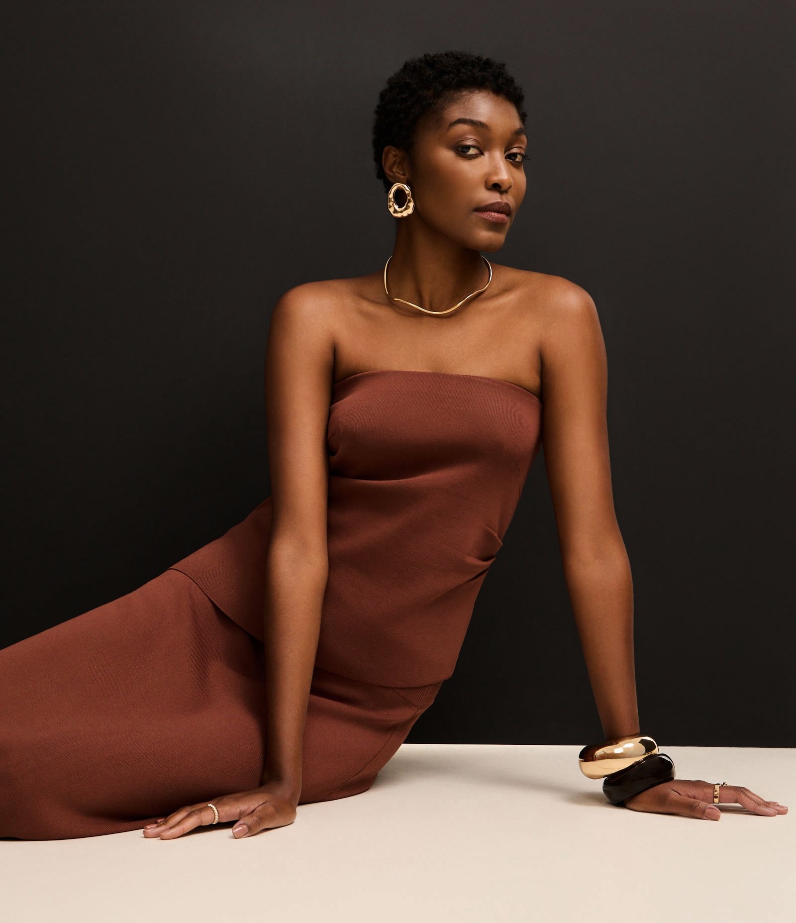 Blusa Slim Texturizada e Sem Alça com Barra Assimétrica Marrom 5