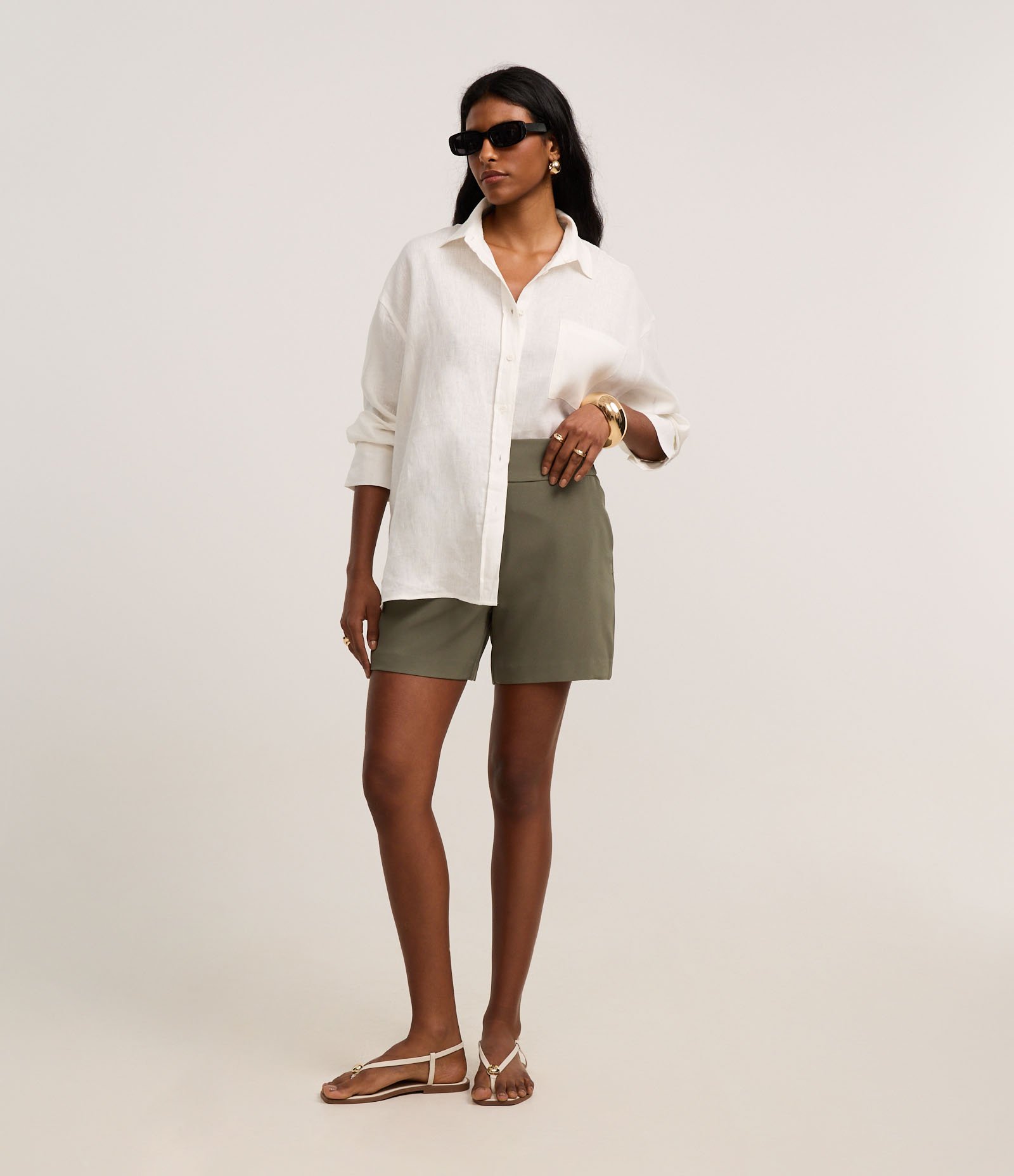 Short Alfaiatado com Cós Elástico e Abotoamento Duplo Verde Oliva 2