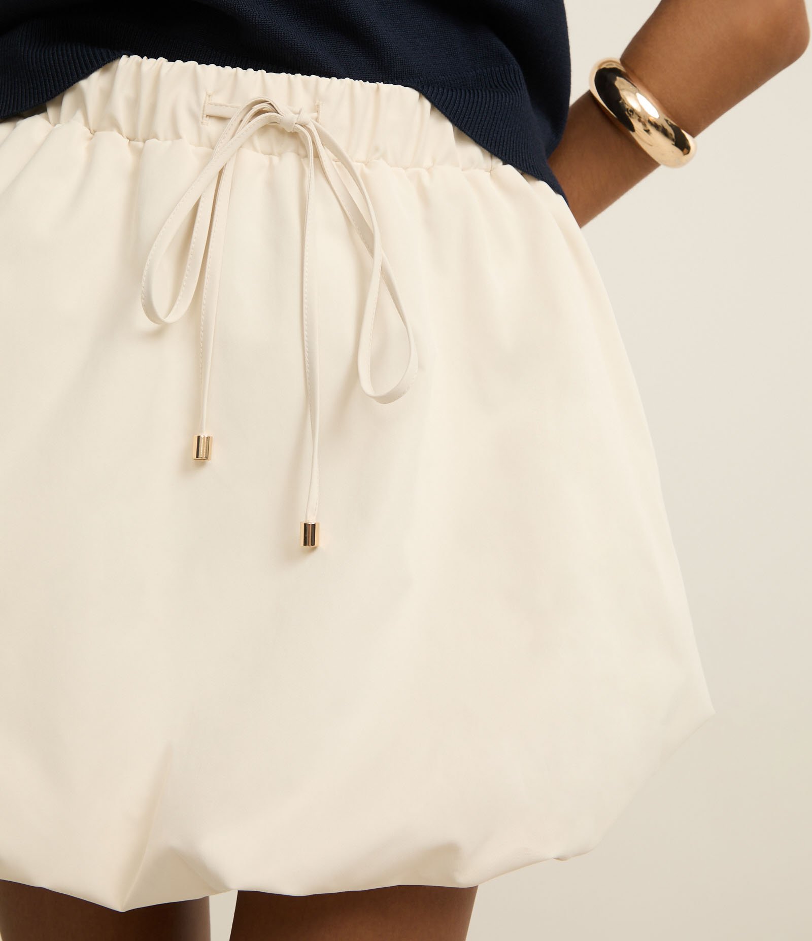 Saia Balonê Curta em Tricoline com Amarração e Franzidos Bege 4