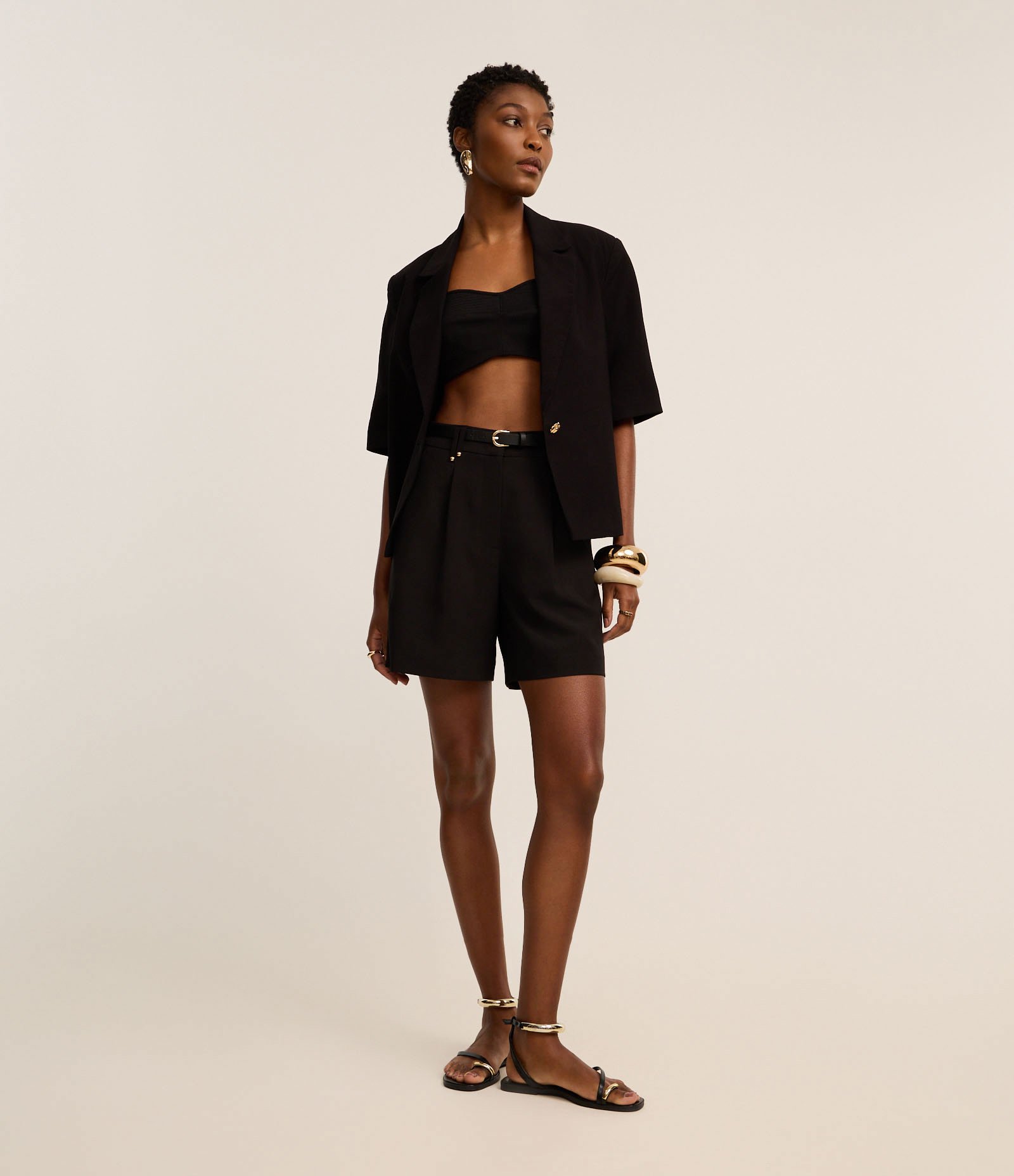 Short Alfaiatado com Pregas e Cinto Fino de PU Preto 2