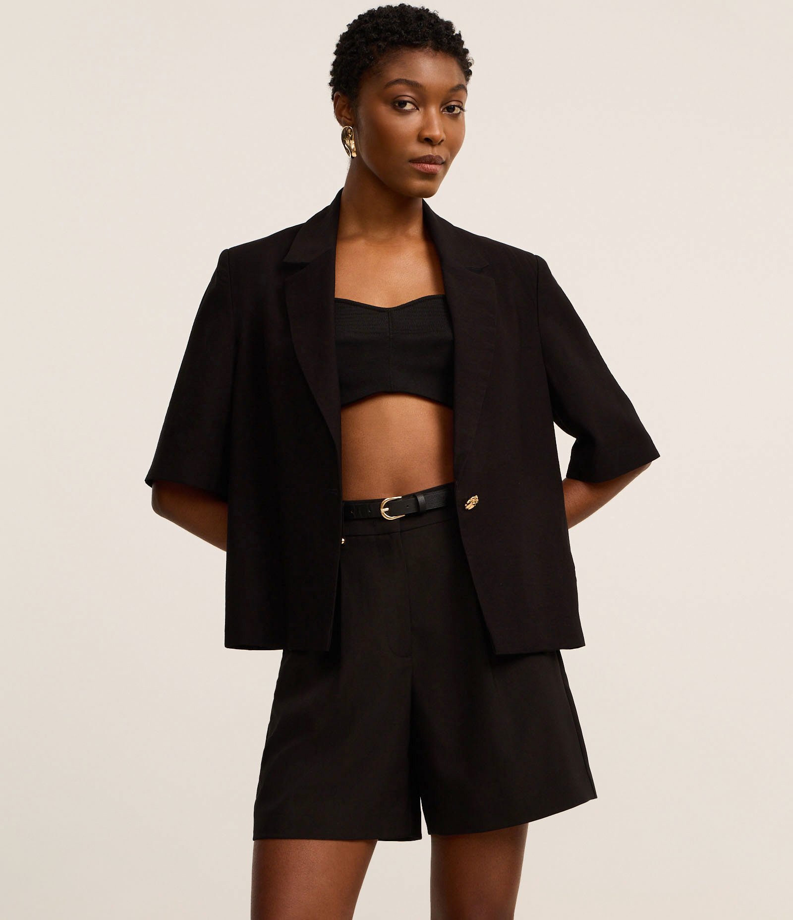 Short Alfaiatado com Pregas e Cinto Fino de PU Preto 3