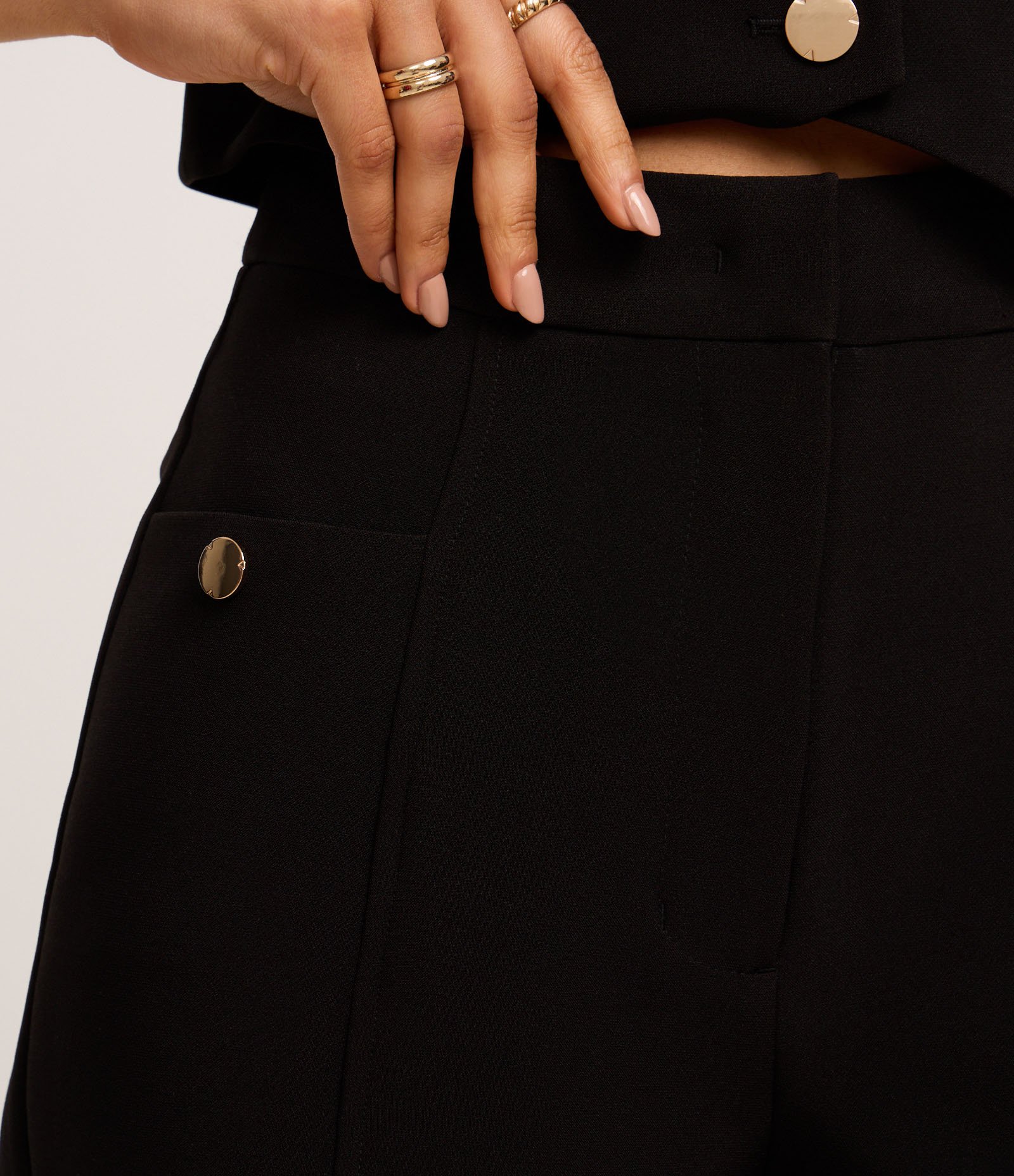 Short Alfaitado Cintura Alta com Bolsos Laterais Preto 4