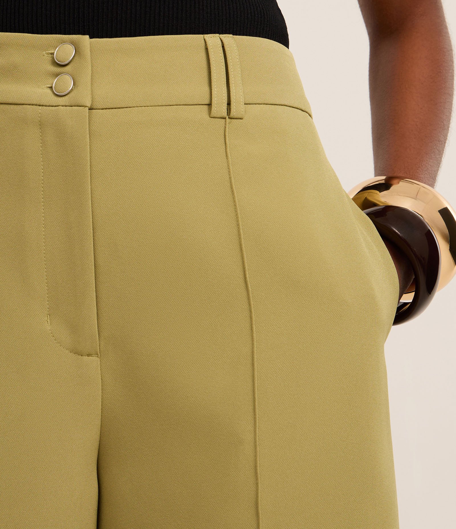 Short Alfaiatado Cintura Alta com Frisos e Botões Duplos Verde 4